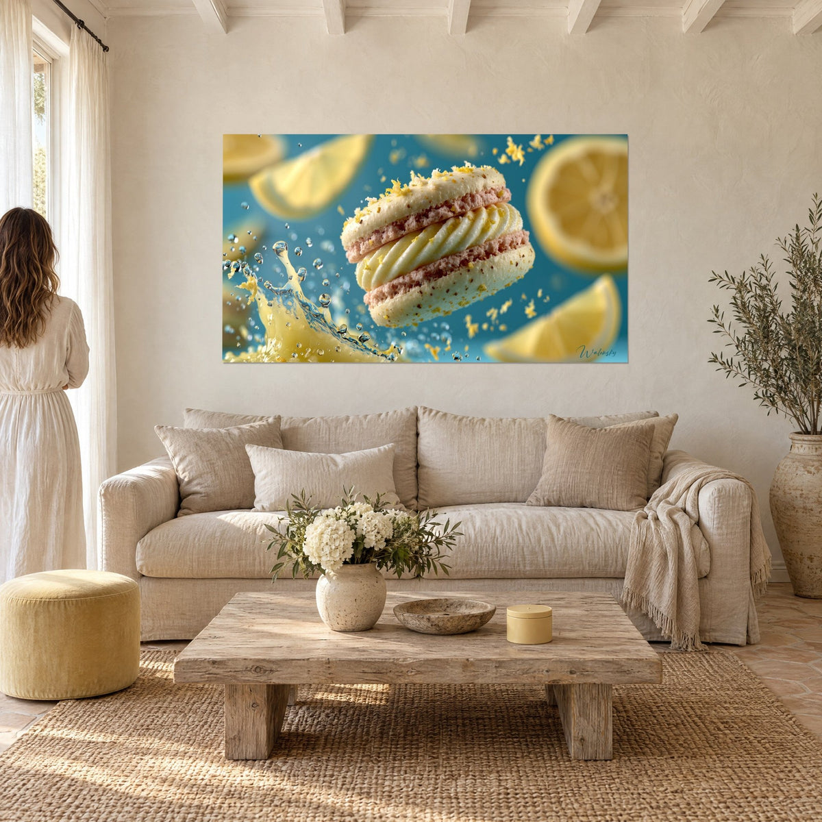 Tableau macaron ivoire fourré de crème jaune, éclaboussure citronnée sur fond bleu turquoise, au-dessus d'un canapé dans un salon lumineux