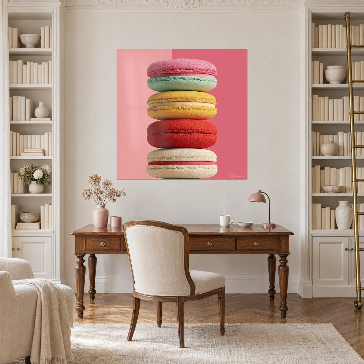 Quadro di macarons sovrapposti rosa bubblegum e rosso scarlatto, sfondo bicolore, tra due librerie di una scrivania in legno