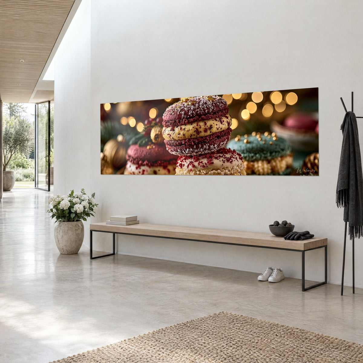 Tableau pâtisserie de Noël en trois étages, coques bordeaux saupoudrées de sucre et lumières dorées, vue de trois-quarts sur mur blanc