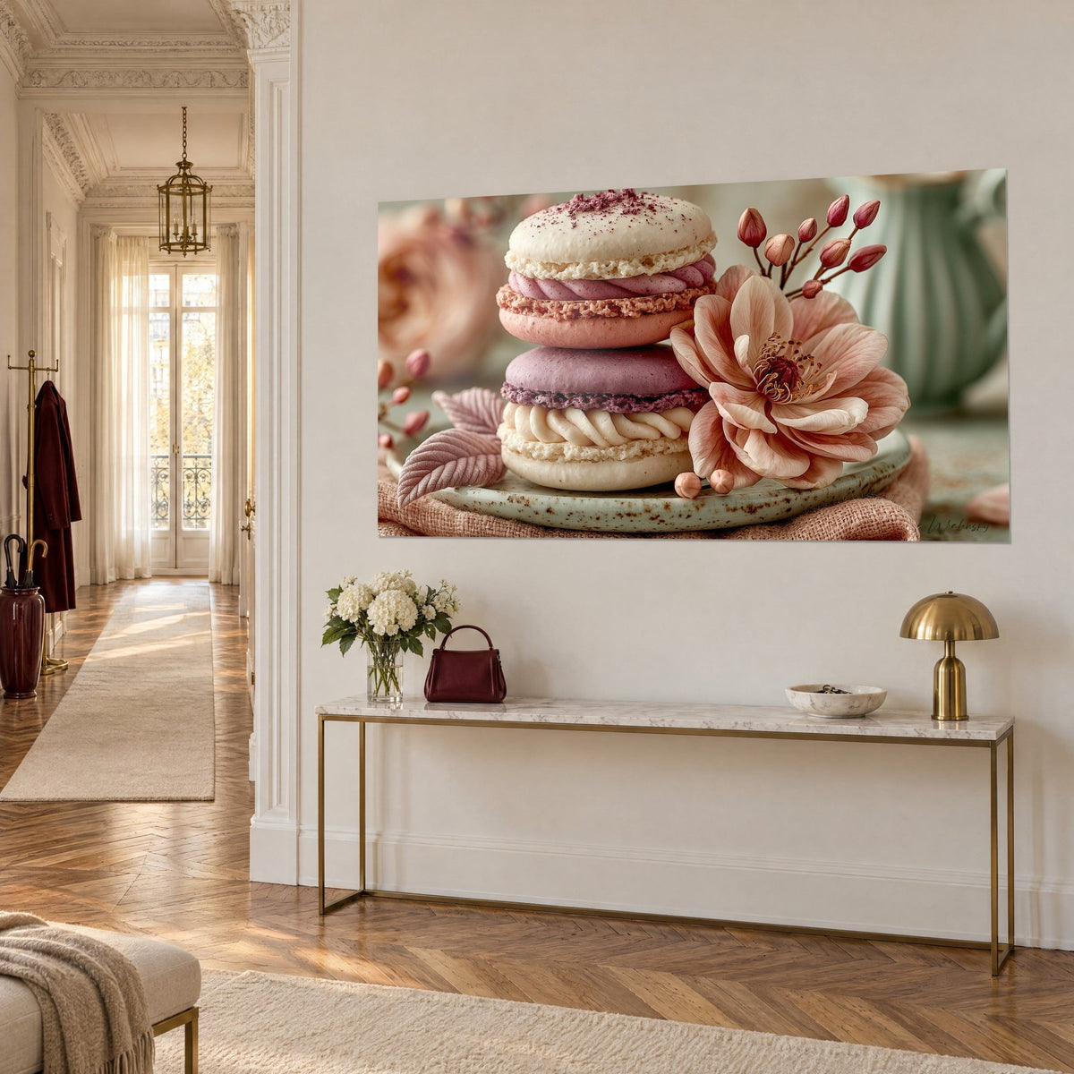 Tableau pâtisserie empilée, crème ivoire en volutes et magnolia saumon sur assiette céladon, console dorée haussmannienne