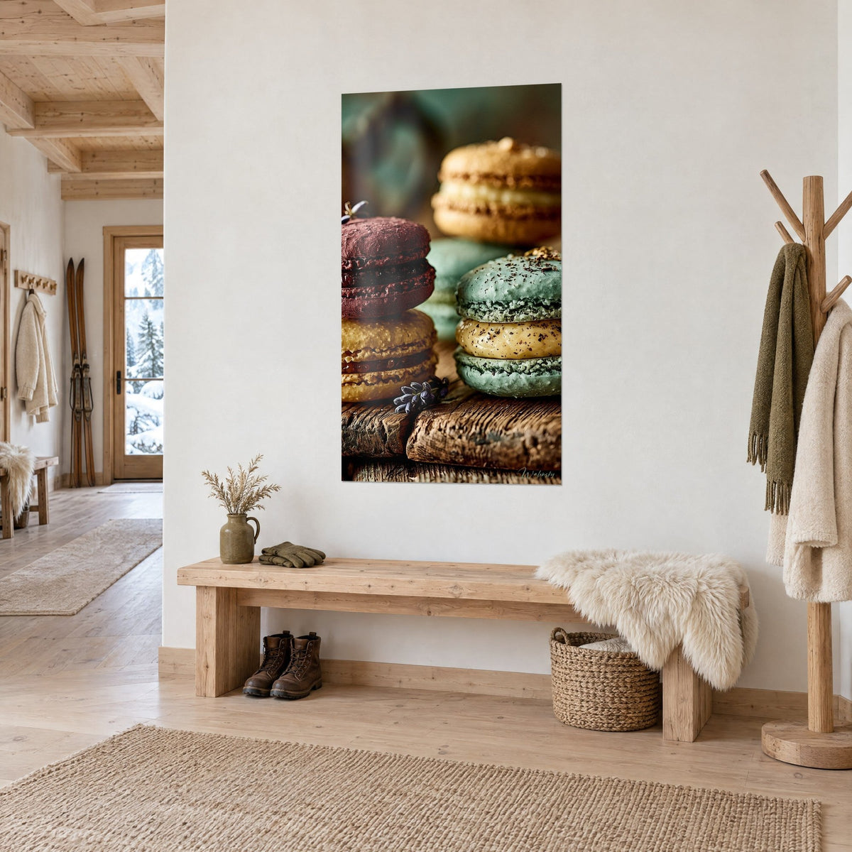 Quadro con dolcetti cipriati bordeaux, ocra e verde acqua, lavanda appoggiata su una tavola rustica, appeso accanto a una panca di quercia nell'ingresso