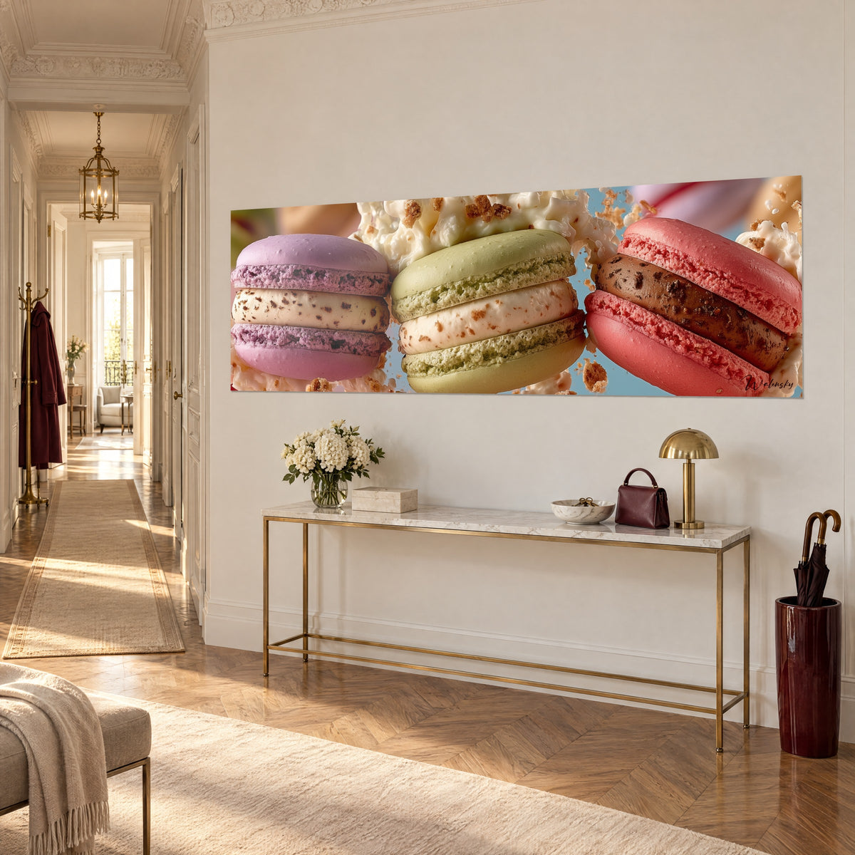 Πίνακας γιγαντιαία μακαρόν λιλά, απαλό πράσινο και κοραλλί ροζ σε γαλάζιο φόντο, πάνω από χρυσή κονσόλα, τριών τετάρτων όψη