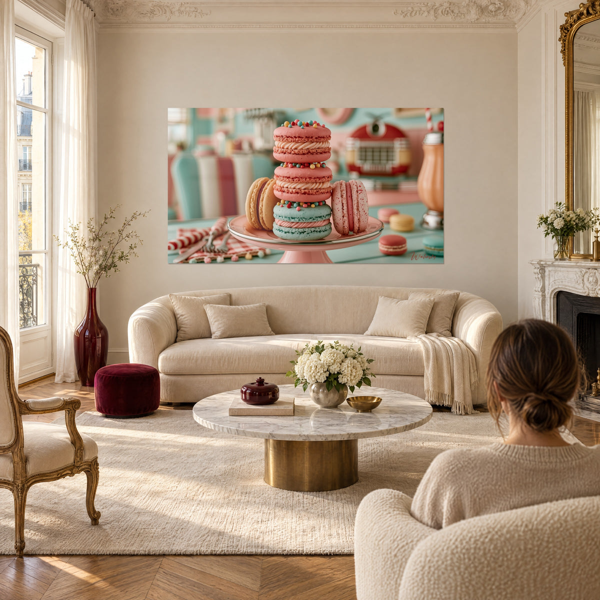 Tableau tour de macarons roses et menthe sur un plateau rose, jukebox rouge en fond, au-dessus d'un canapé dans un salon lumineux