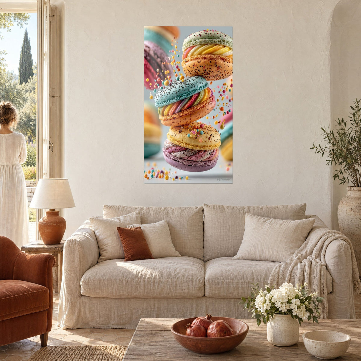 Tableau macarons empilés en lévitation, coques turquoise et jaune, billes colorées, au-dessus d'un canapé dans un salon lumineux