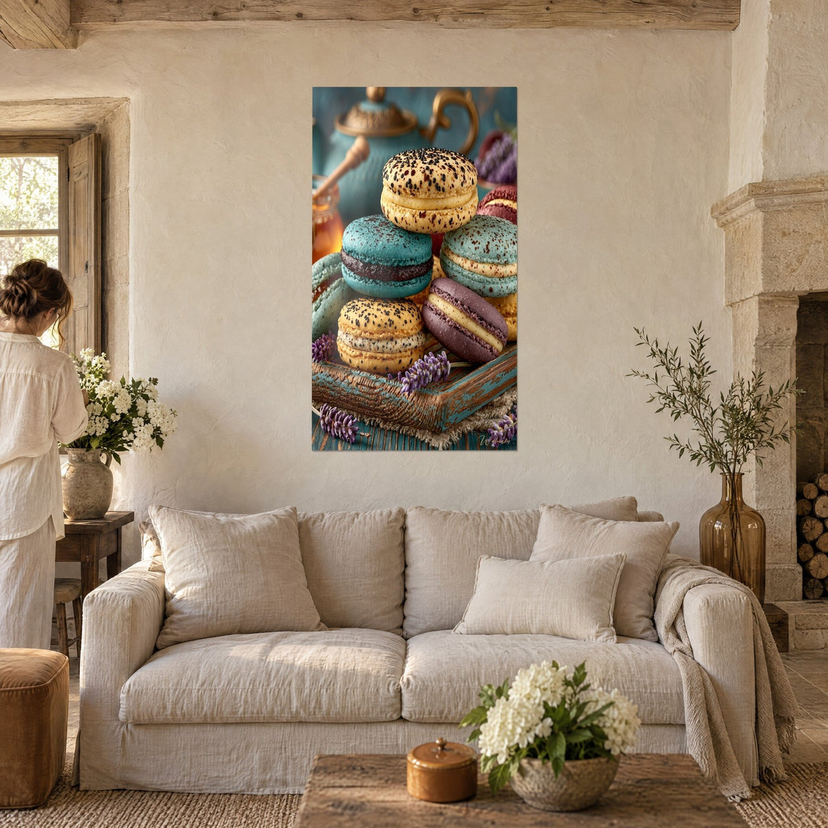 Tableau pile de macarons turquoise et jaune parsemés de pavot, théière bleue au fond, au-dessus d'un canapé dans un salon lumineux