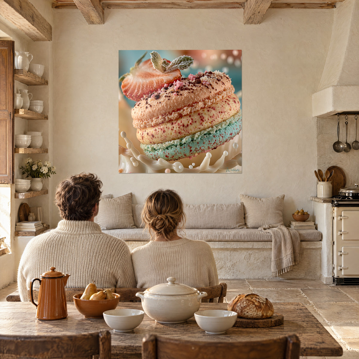 Quadro pasticceria glassata rosa salmone, piano crema punteggiato di rosso, guscio azzurro tenue, di fronte a un angolo pranzo in pietra a vista