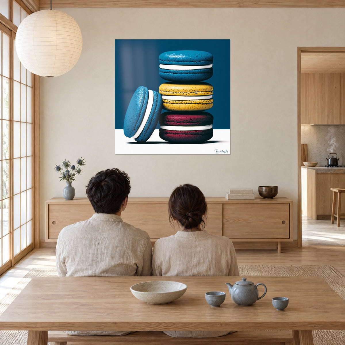 Πίνακας πύργος macarons σε στιλ pop art, κελύφη σε τυρκουάζ, χρυσό και δαμασκηνί σε φόντο νυχτερινού μπλε, ζευγάρι από πίσω καθισμένο δίπλα σε χαμηλό τραπεζάκι