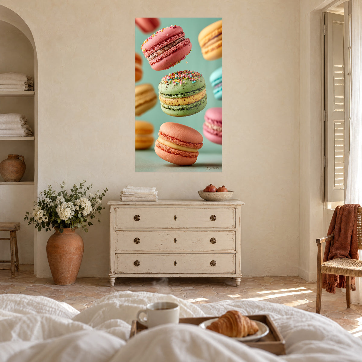 Gemälde Pistazien-Macaron mit mehrfarbigen Zuckerperlen, schwebend zwischen Rosa und Orange vor zartgrünem Hintergrund, über einem Bett in einem hellen Schlafzimmer