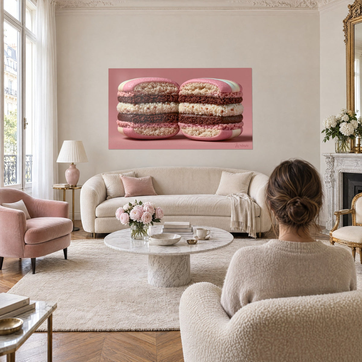 Tableau macarons roses coupés en tranche, ganache chocolat et crème coco blanche, au-dessus d'un canapé dans un salon lumineux