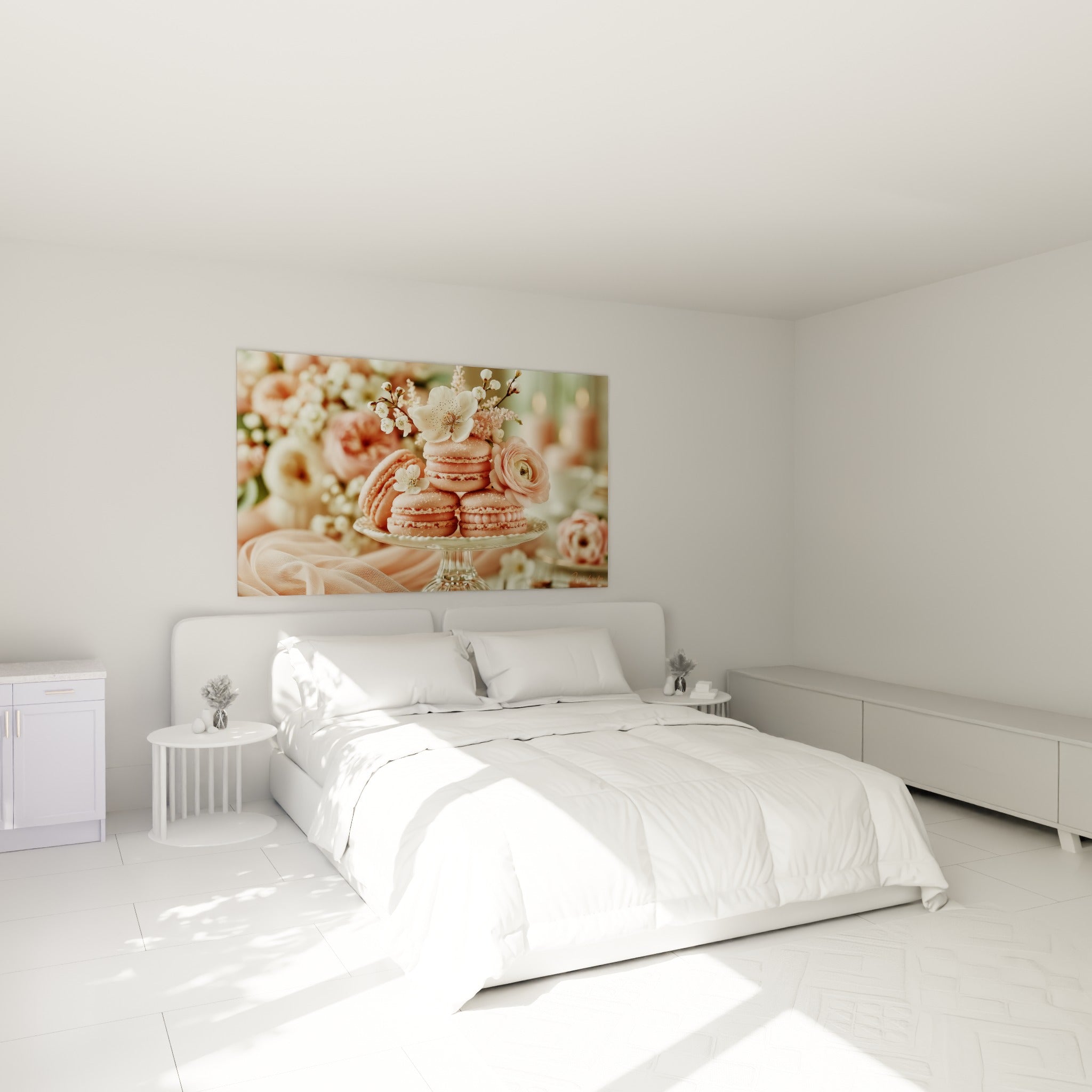 Macarons rose poudré et fleurs blanches accrochés au-dessus d'un lit dans une chambre claire