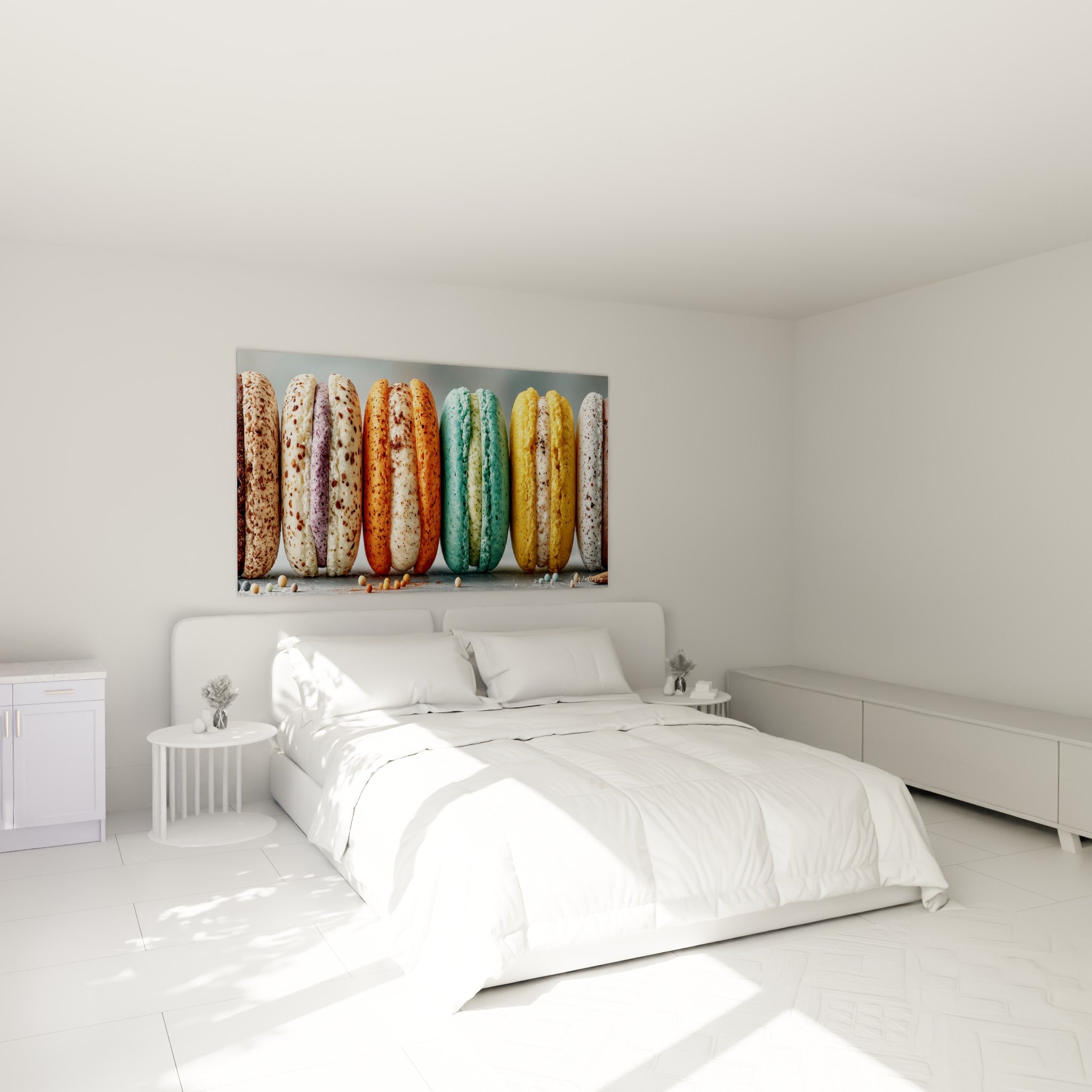 Macarons turquoise et safran disposés en rangée, au-dessus d'un lit dans une chambre claire