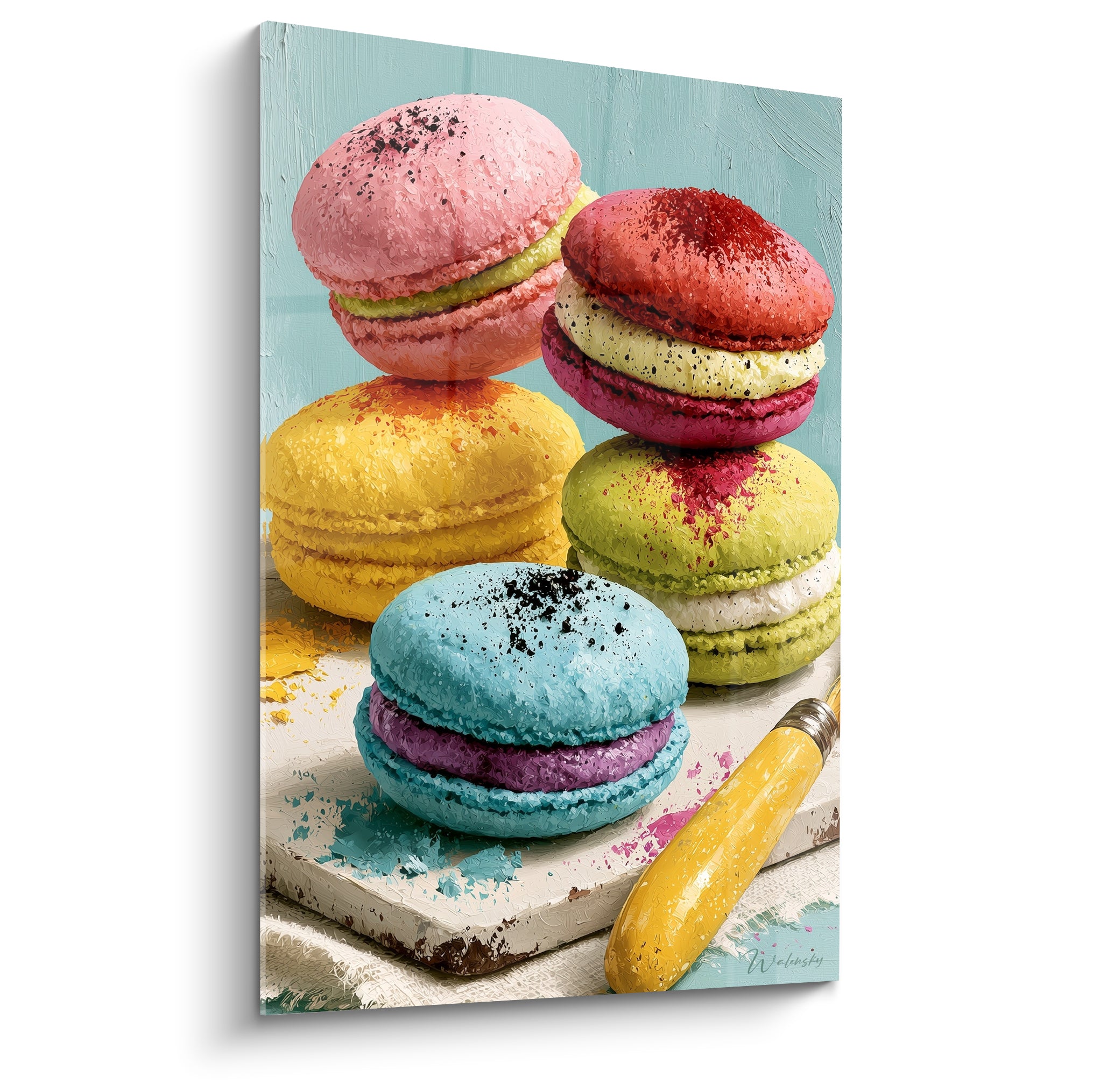 Macarons empilés rose, bleu et jaune sur planche patinée, tableau à la texture gourmande
