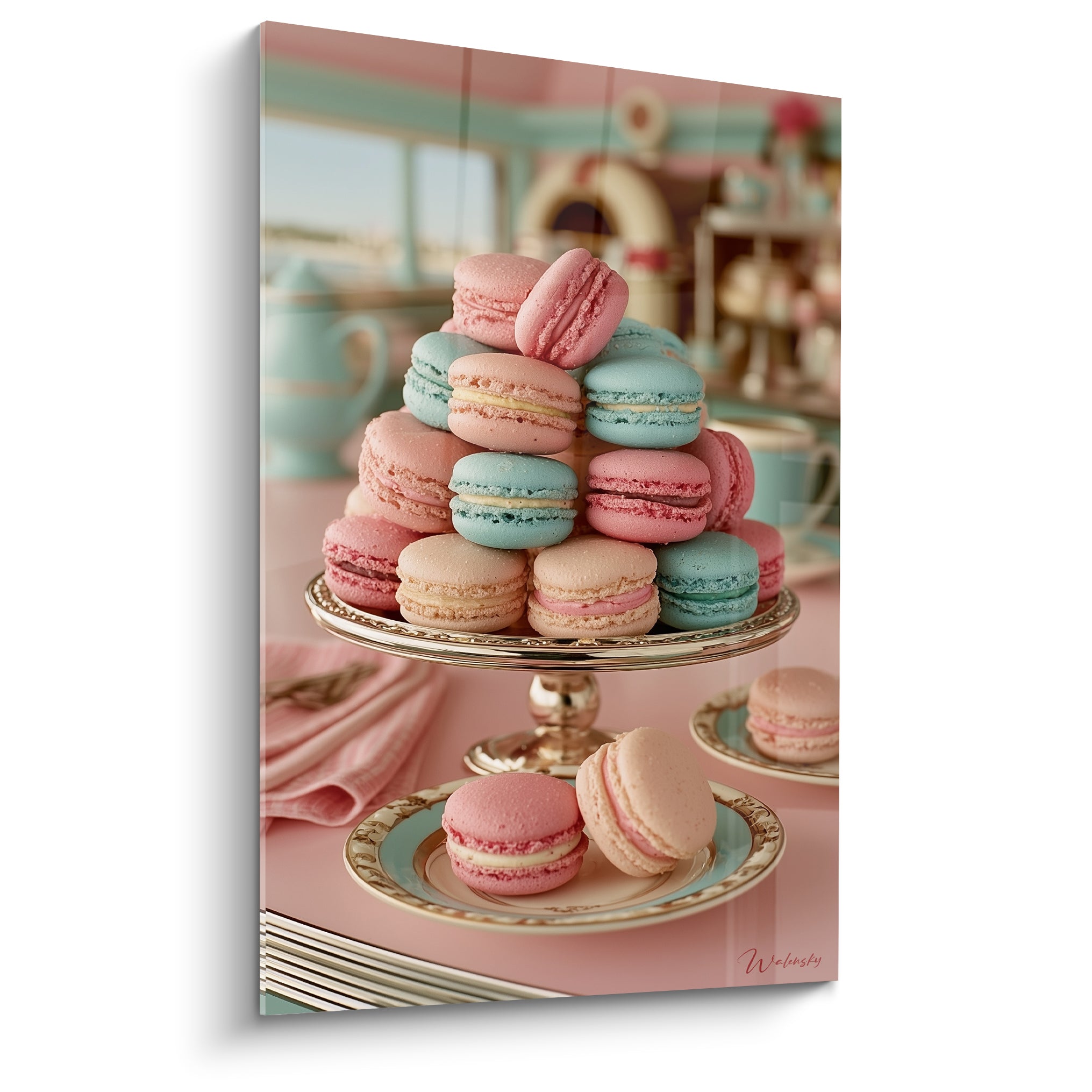Macarons roses et bleus empilés sur présentoir doré dans un décor pastel