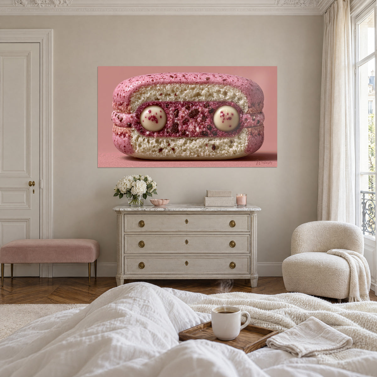 Gemälde rosé Biskuit mit Kakaonuggets gefüllt, Himbeerhülle und cremige Krume, über einem Bett in einem hellen Schlafzimmer