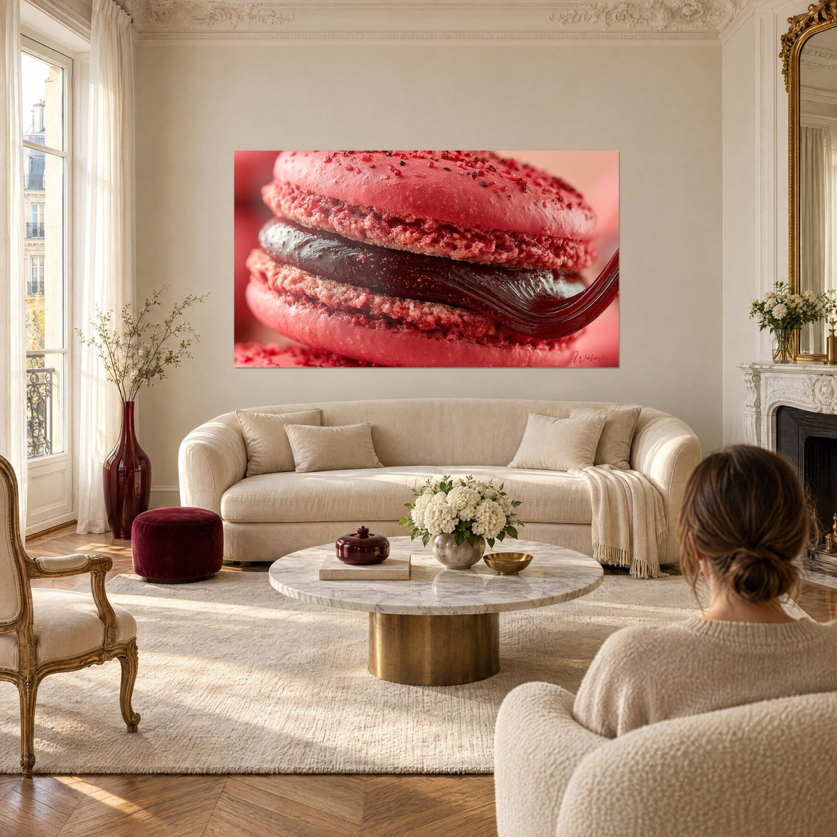 Tableau macaron framboise éclatant, coque craquelée et ganache grenat luisante, au-dessus d'un canapé dans un salon lumineux