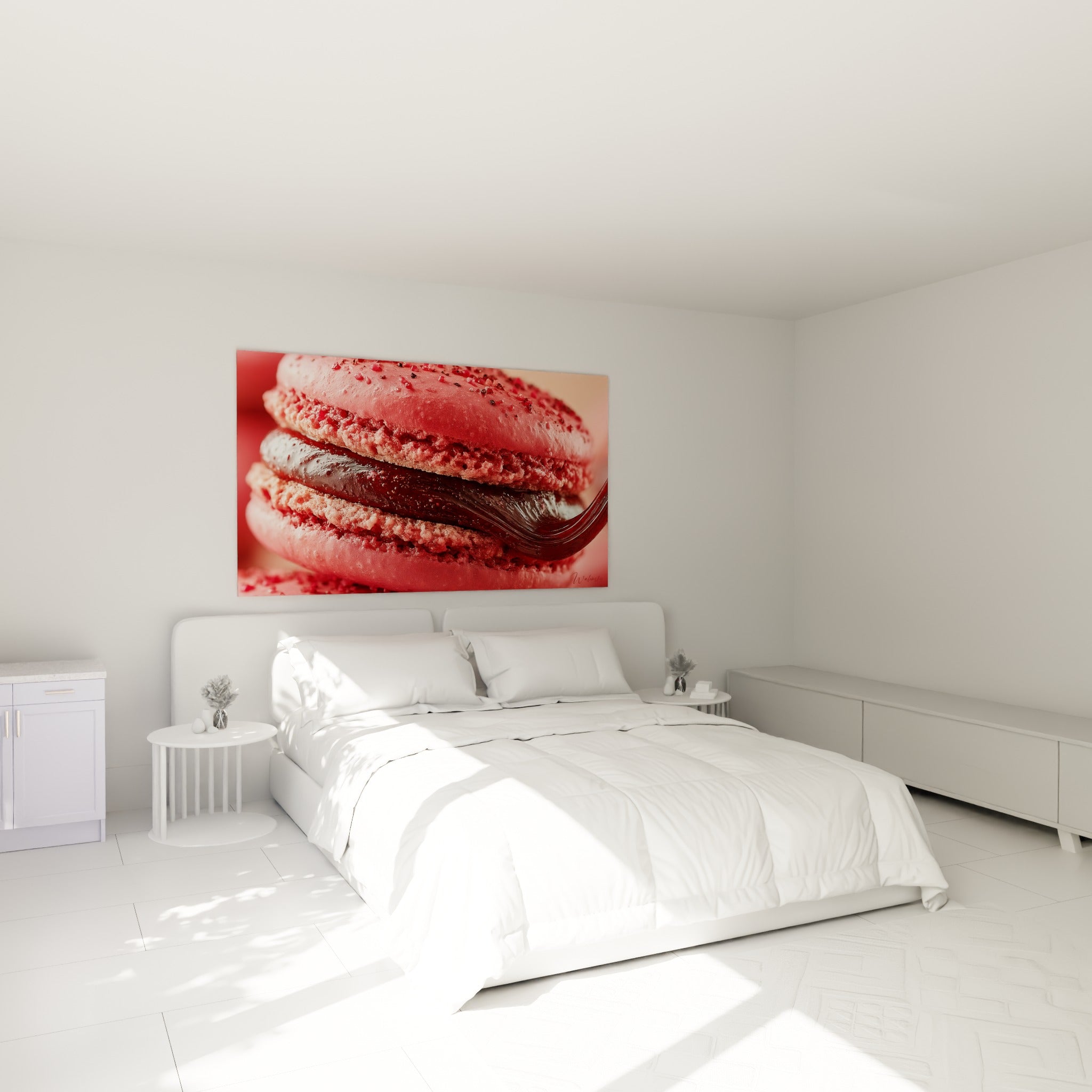 Douceur sucrée du macaron rose et grenat installée au-dessus d'un lit dans une chambre claire