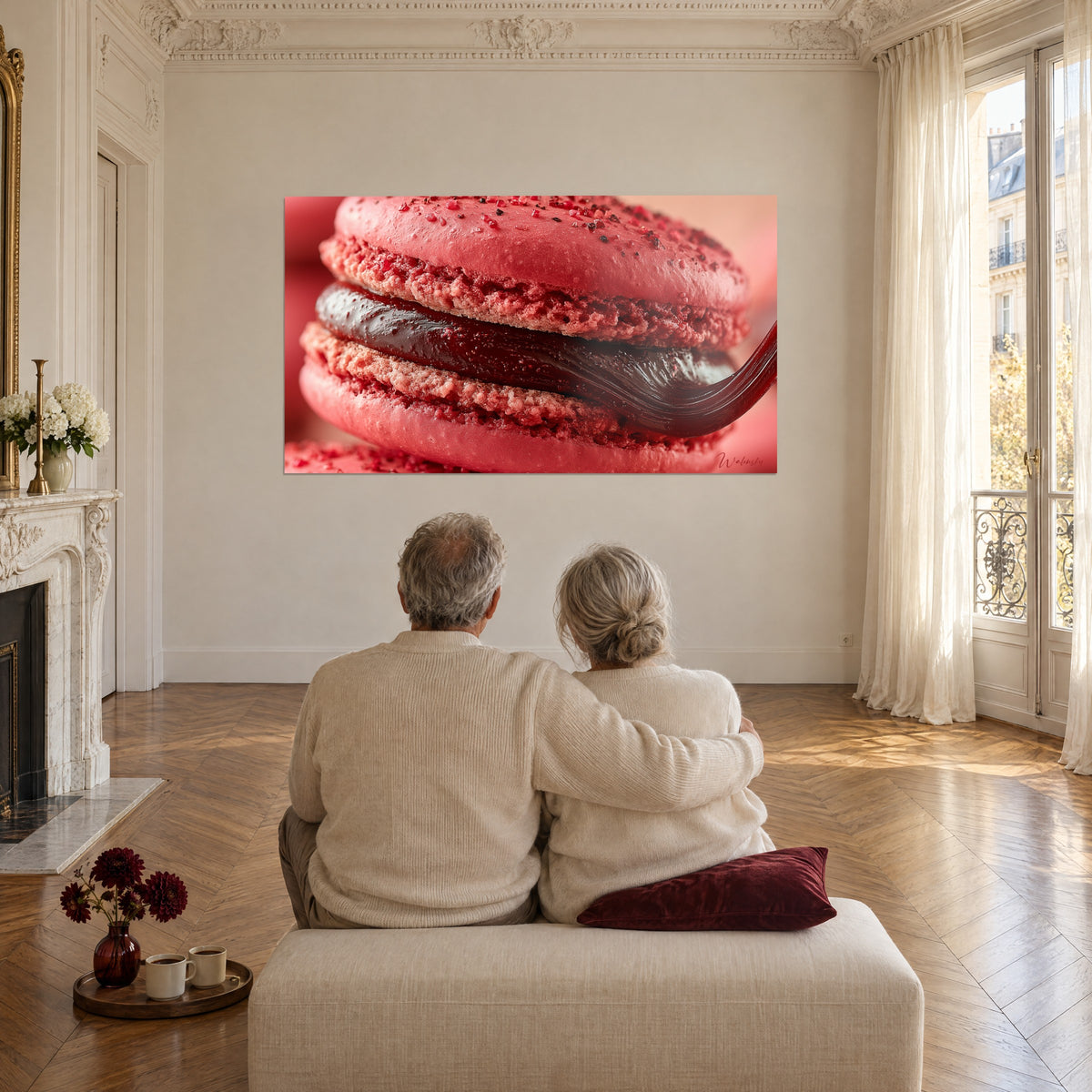 Πίνακας macaron ροζ και granat σε κοντινό πλάνο, γυαλιστερή βερνικωμένη γκαναζ, παρατηρείται από ζευγάρι καθισμένο με την πλάτη σε κρεμ πουφ