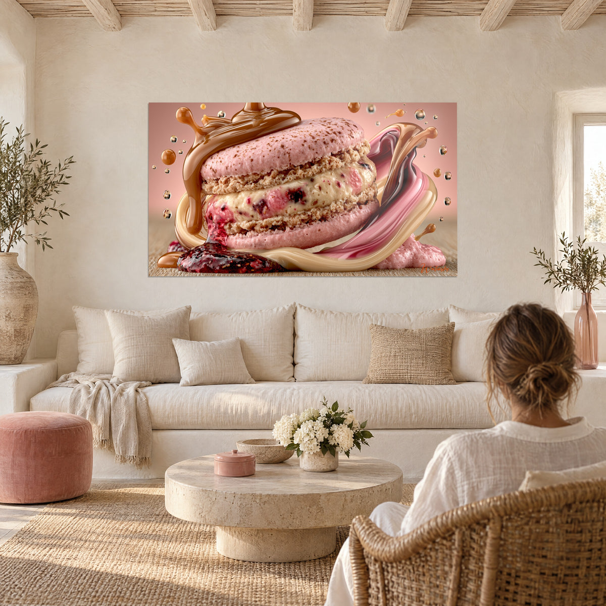 Cuadro de macarons rosa polvoriento rellenos de crema y coulis de frambuesa, volutas de caramelo ámbar, sobre un sofá en un salón luminoso