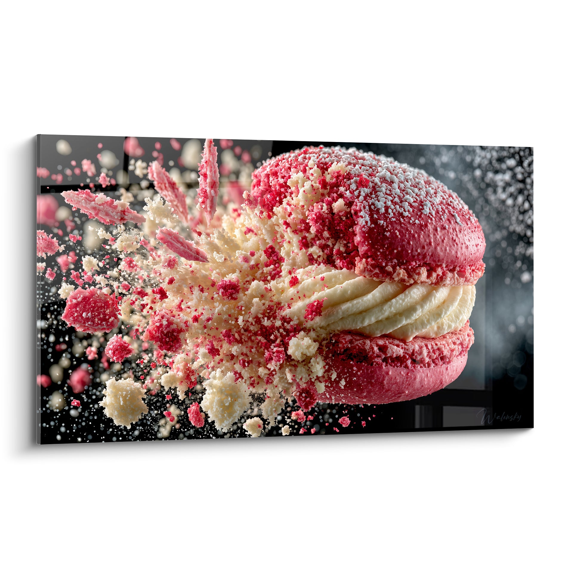 Macaron rose framboise éclaté, crème blanche jaillissante sur fond noir profond