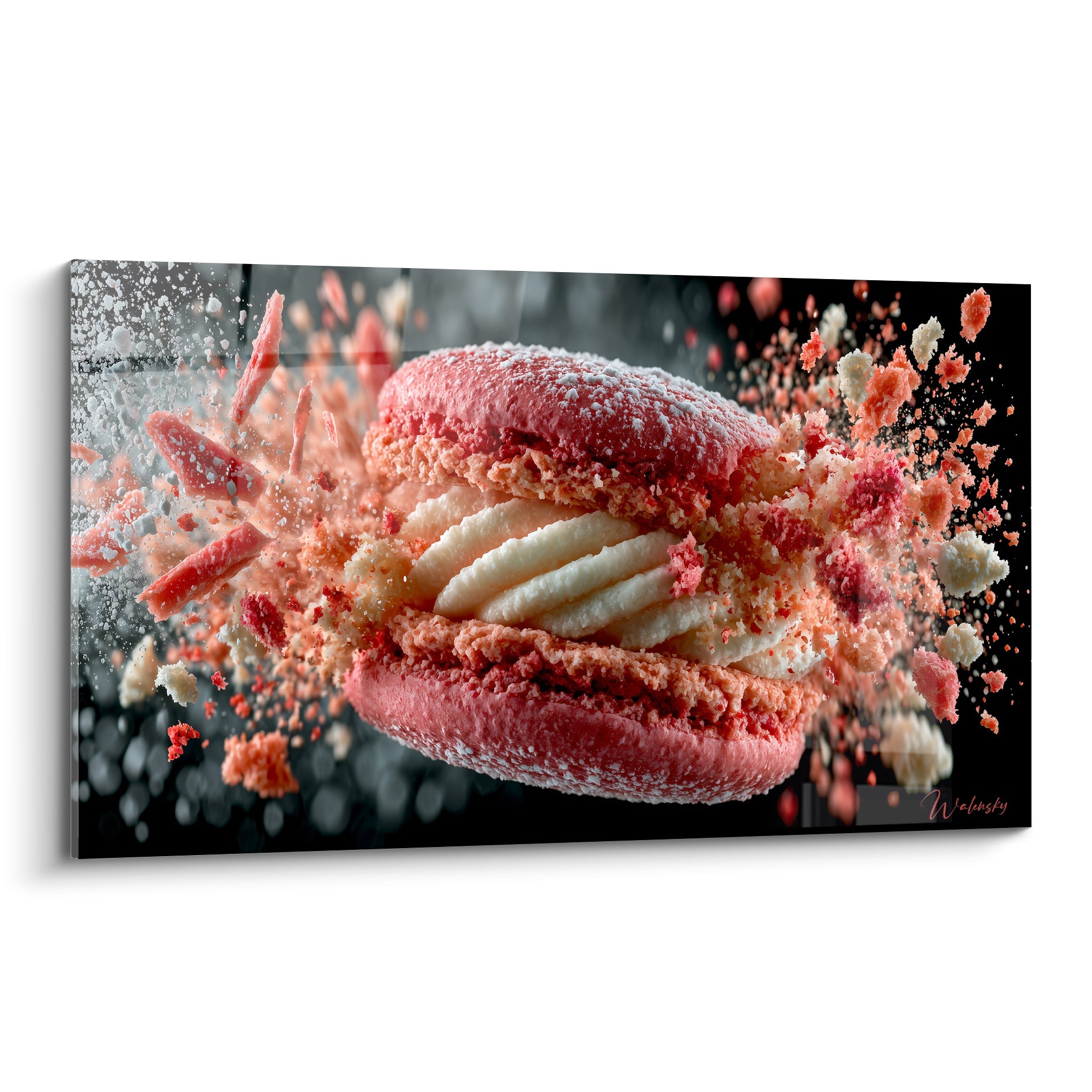 Macaron rose et blanc en pleine explosion, éclats poudrés sur fond anthracite profond
