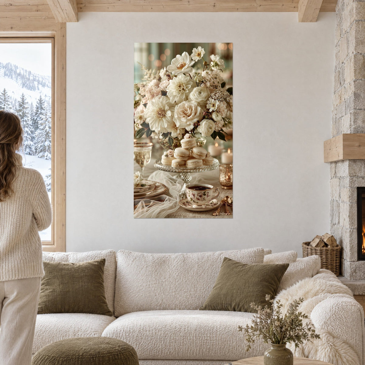 Tableau pile de macarons ivoire sur support en cristal, pivoines crème et dentelle blanche, au-dessus d'un canapé dans un salon lumineux