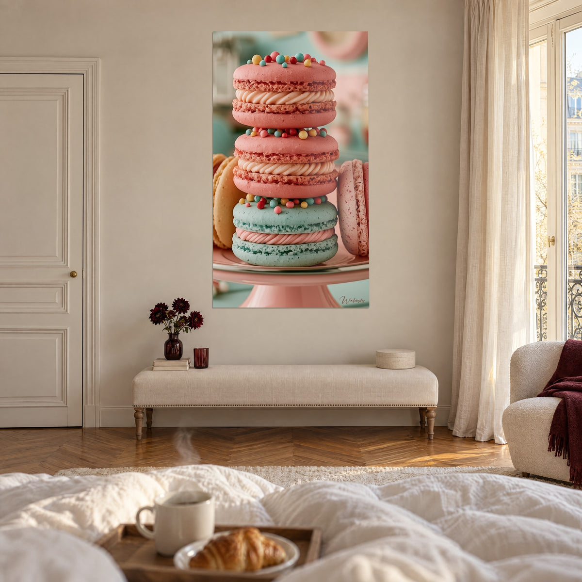 Cuadro de tartas de merengue rosa salmón sobre peana redonda, crema de vainilla y perlas turquesas, encima de una cama en un dormitorio luminoso