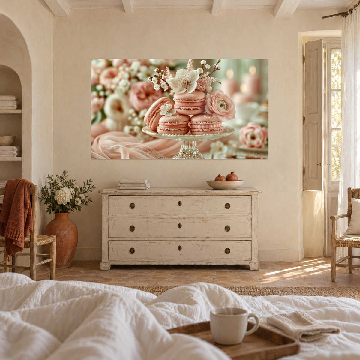Schilderij met zalmroze lekkernijen op een kristallen voet, gepoederde tule en witte gipskruid, boven een bed in een lichte slaapkamer