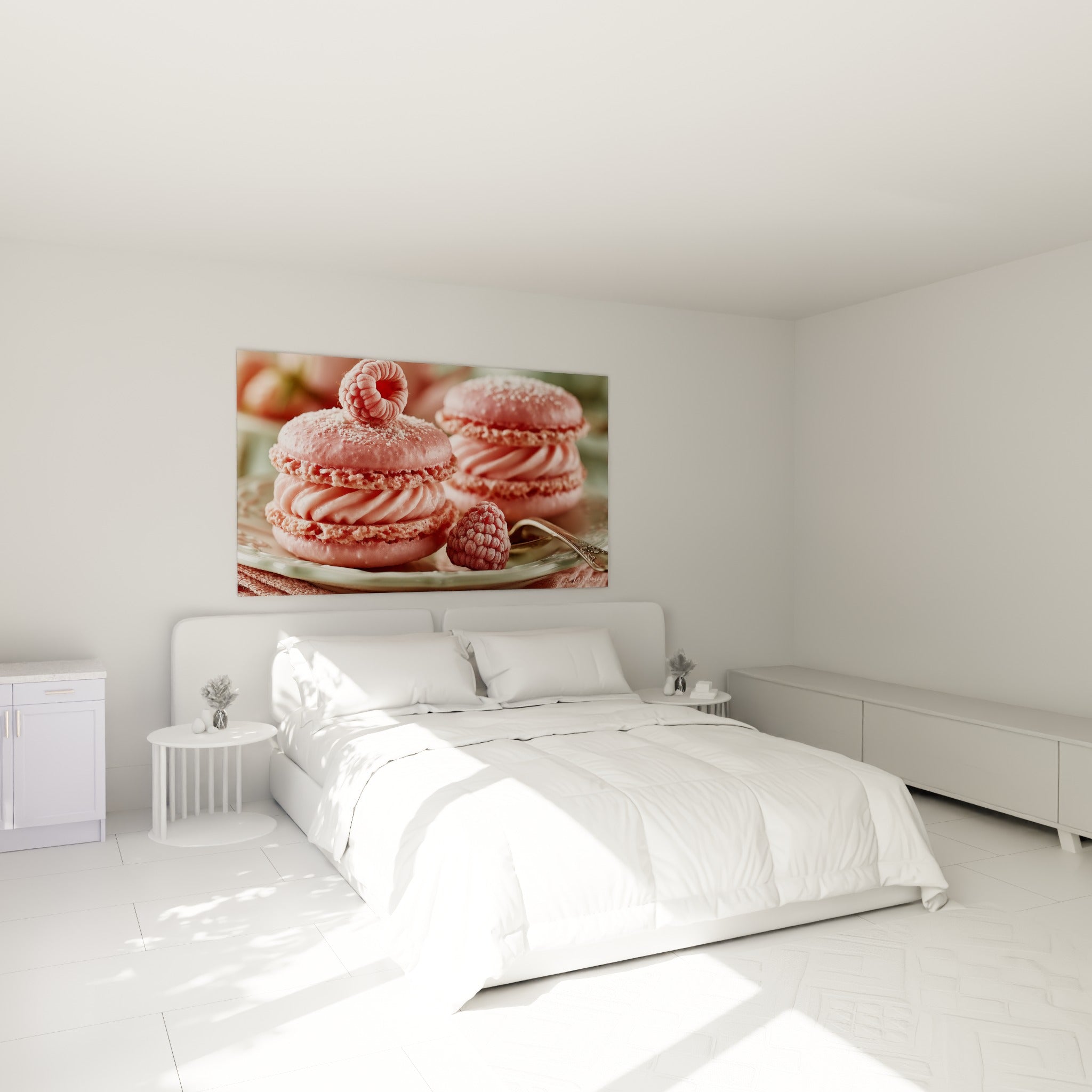 Macaron rose et framboise givrée, crème vrillée délicate, au-dessus d'un lit dans une chambre claire