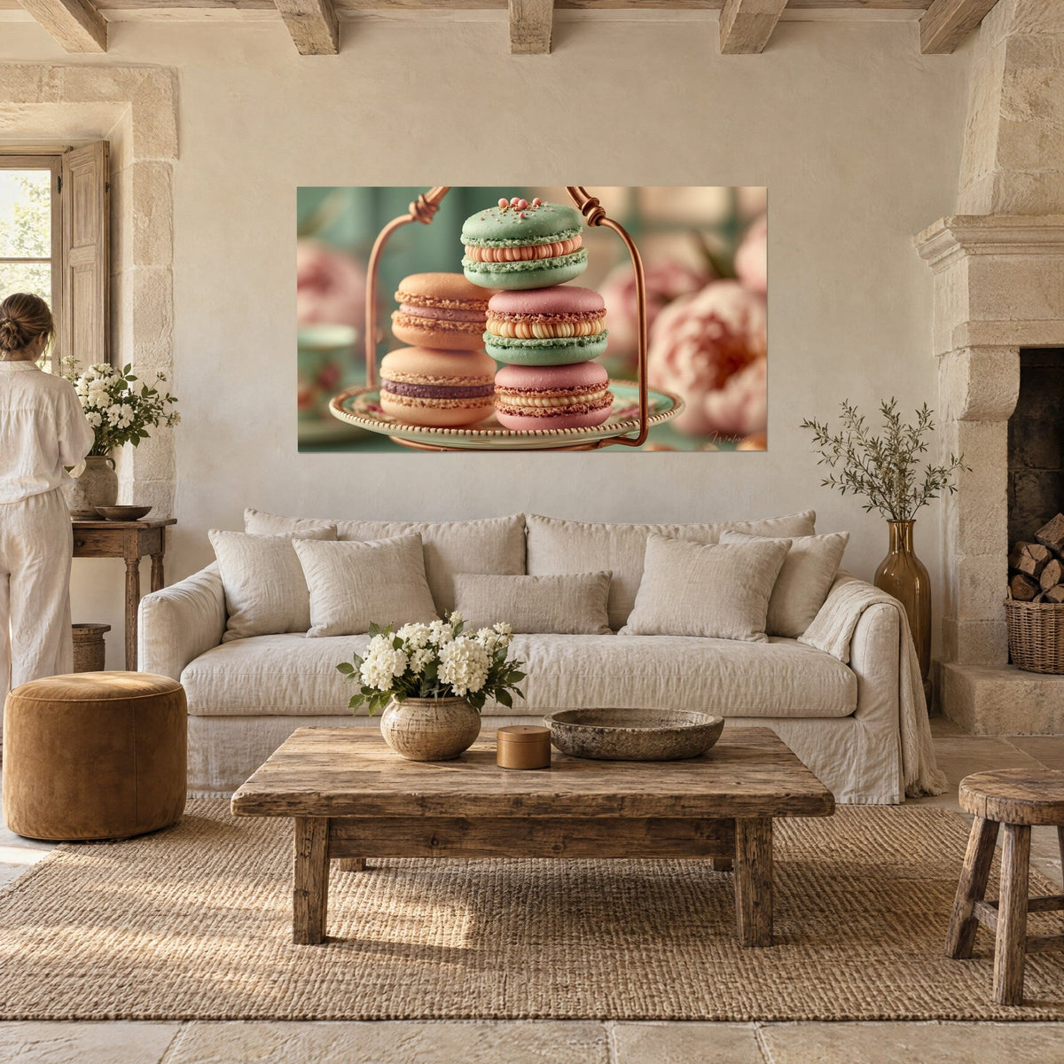 Gemälde Macaron-Turm in Pistaziengrün und Puderrosa auf kupferfarbenem Präsentationsständer, unscharfe Pfingstrosen, über einem Sofa in einem hellen Wohnzimmer