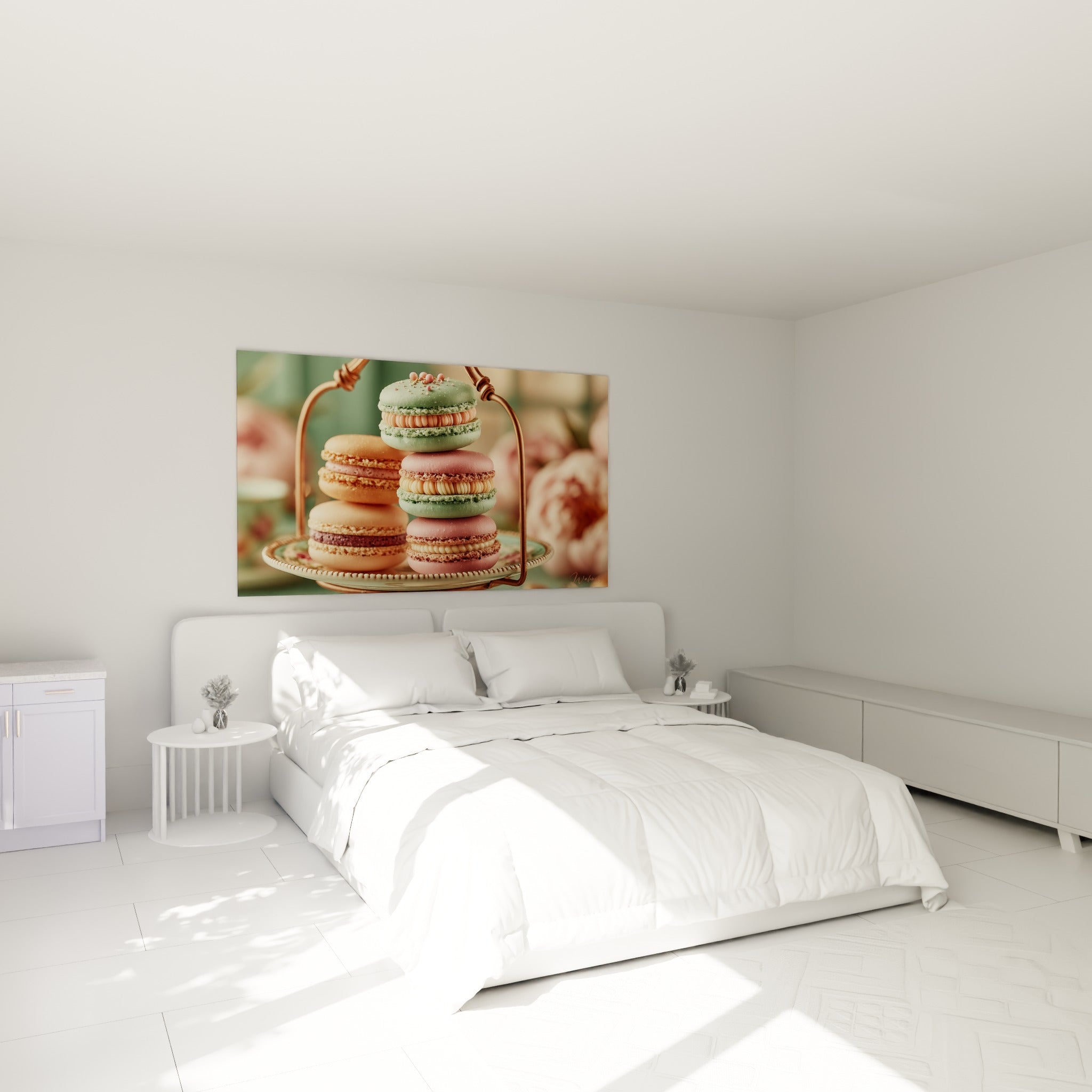 Macarons pastel roses et verts en pile dorée, au-dessus d'un lit dans une chambre claire