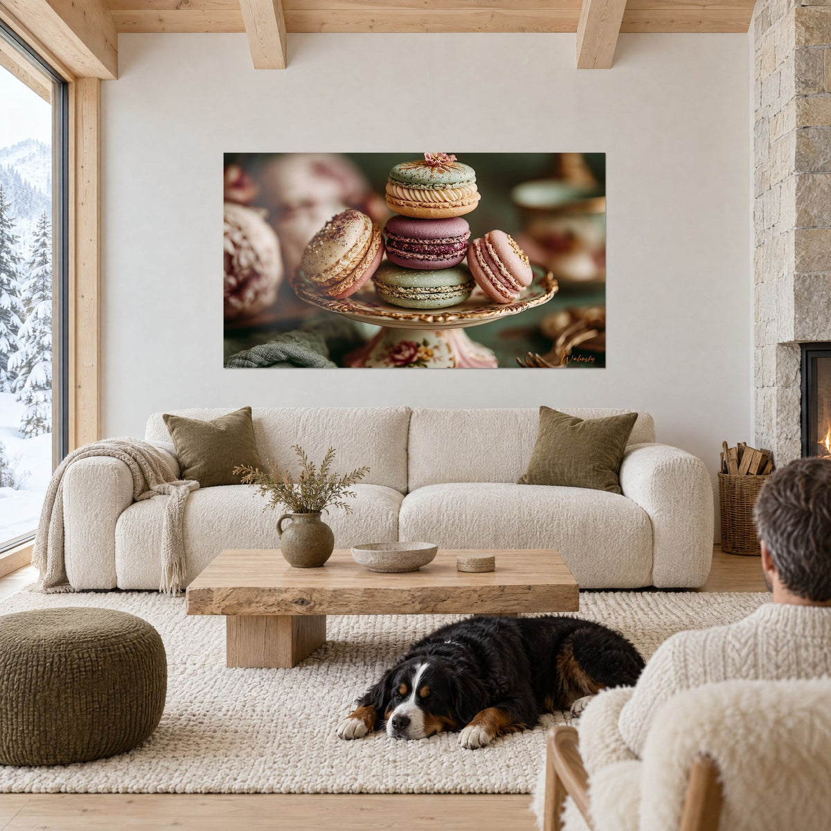 Tableau macarons pistache et prune en pile sur support doré, chien de dos au-dessus d'un canapé dans un salon lumineux