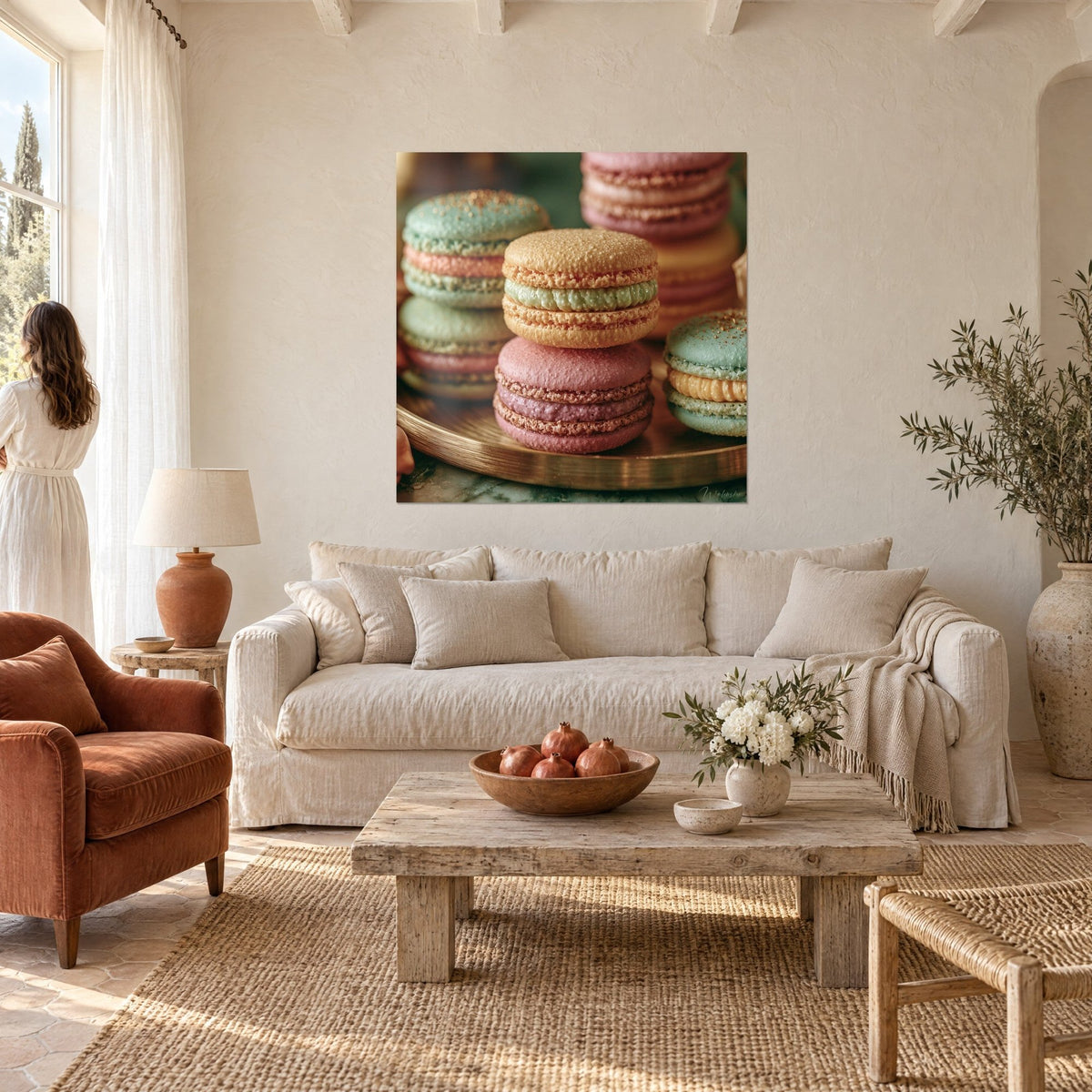 Tableau macarons pastel empilés, coques vert menthe et rose poudré sur plateau doré, au-dessus d'un canapé dans un salon lumineux