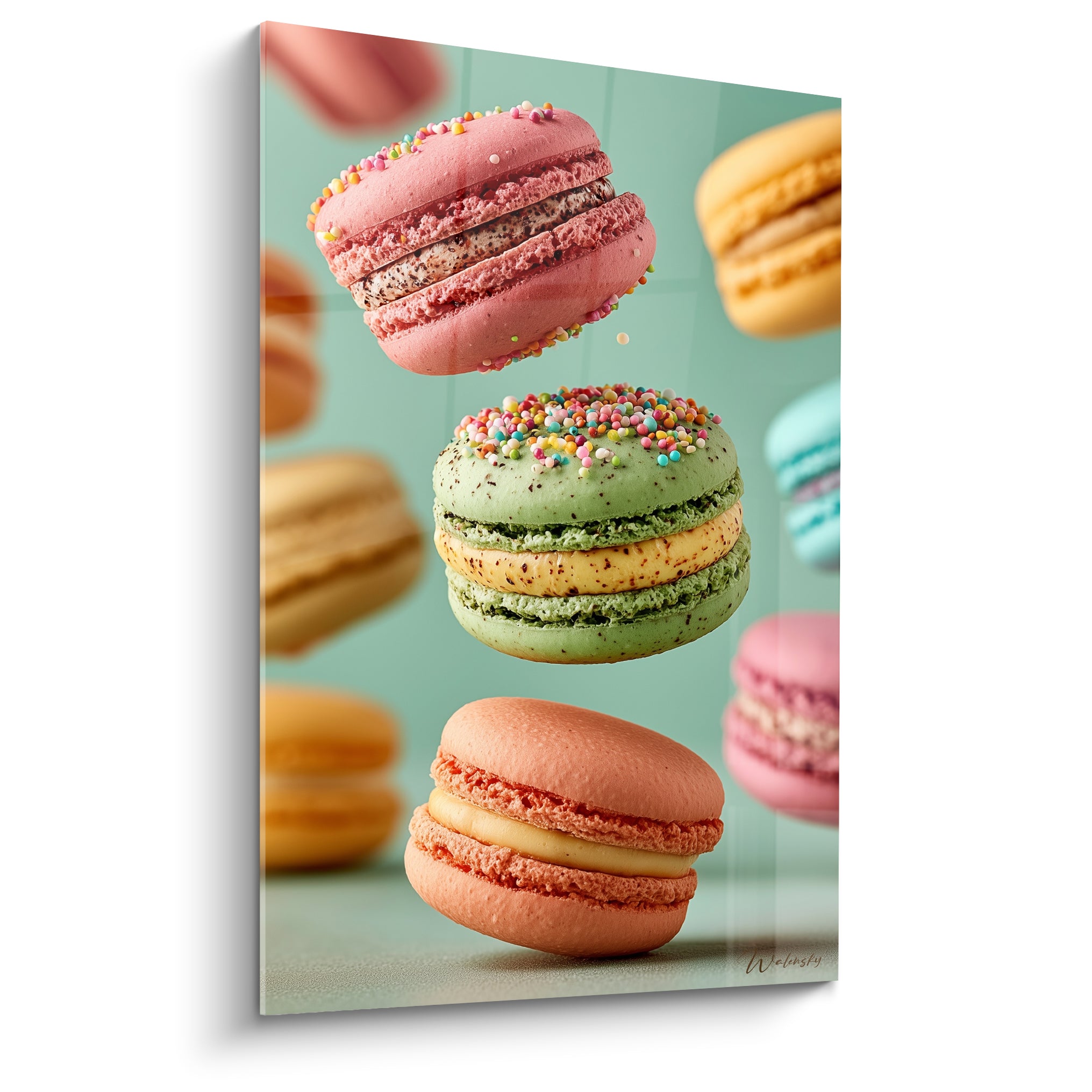 Macarons rose, vert et orange en suspension sur fond menthe, garnitures crème détaillées