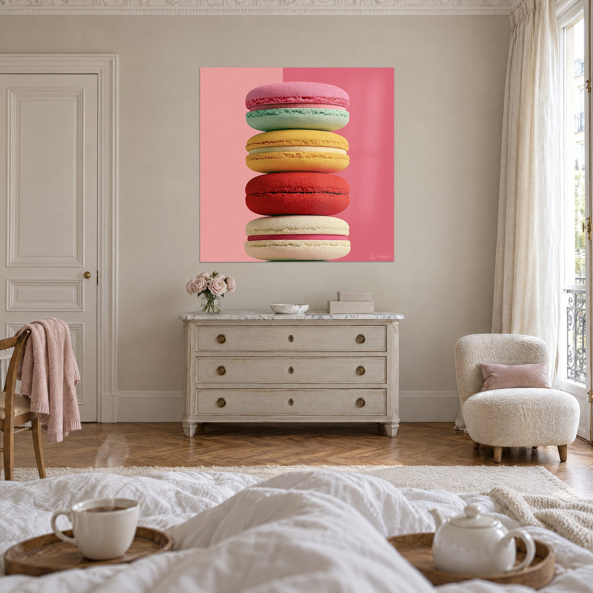 Quadro di una golosità di macarons color crema, lampone e rosso corallo su sfondo rosa, sopra un letto in una camera luminosa