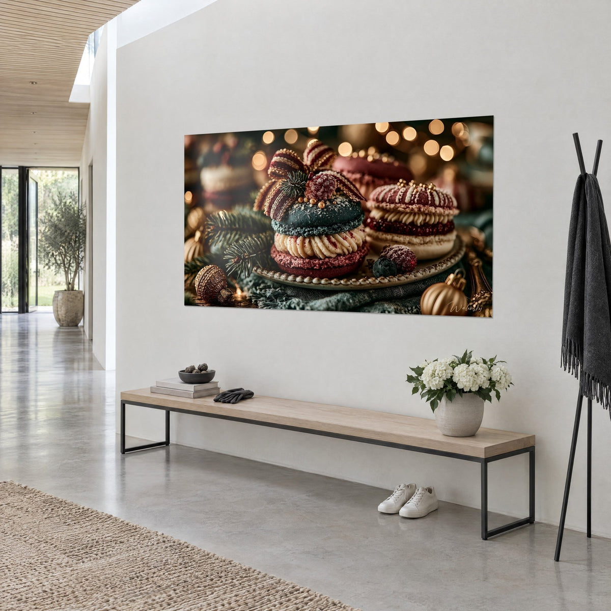 Quadro trio di macarons glassati, crema alla vaniglia ritorta, palline natalizie ramate su sfondo bokeh, visto di tre quarti in un salotto chiaro