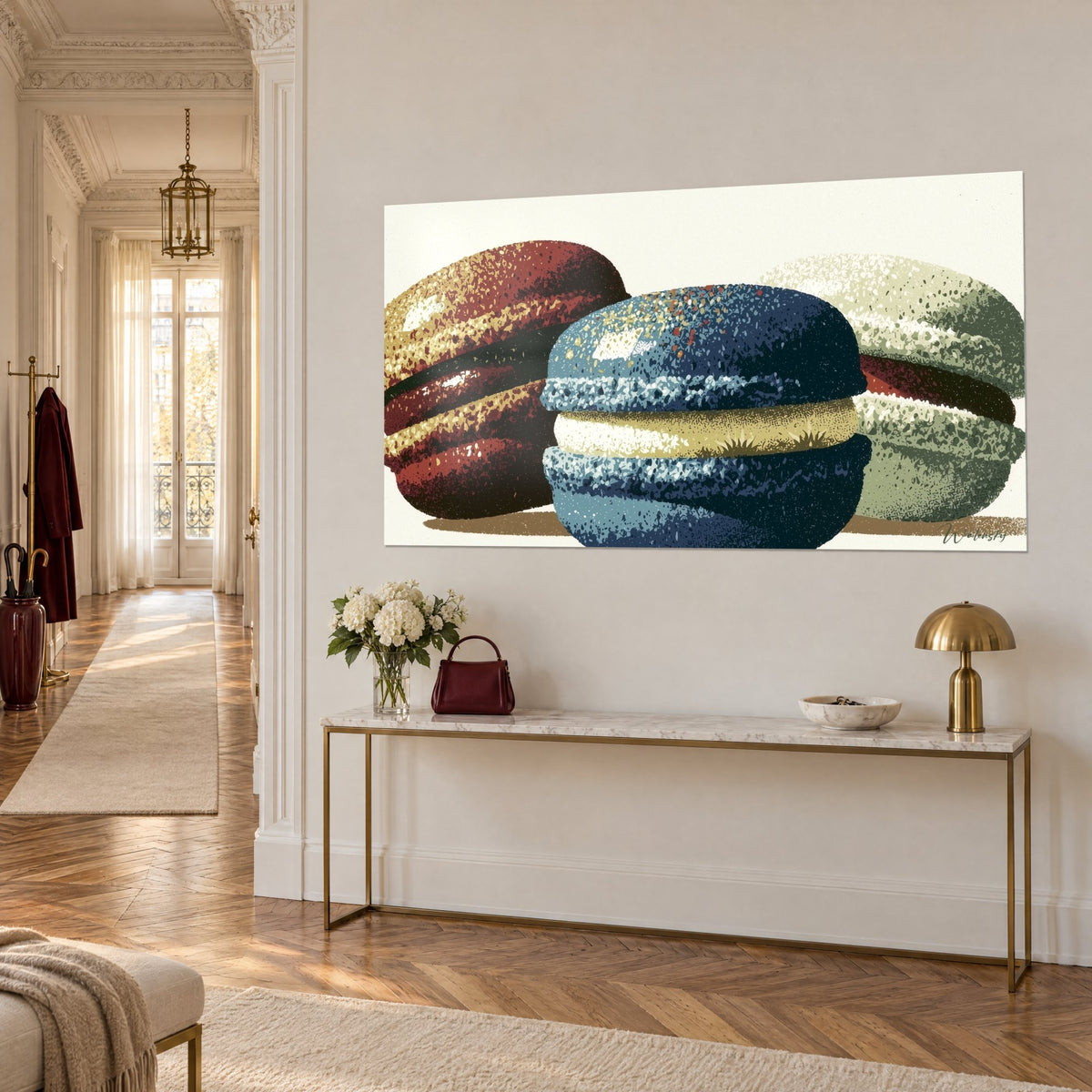 Tableau gourmandises rondes à crème vanille, coque bleu nuit granuleuse devant un macaron rouge brique, sur fond ivoire, vue de trois-quarts