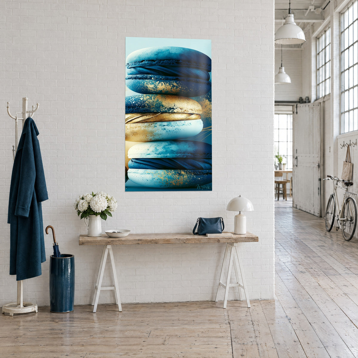 Tableau trois macarons superposés, crème turquoise et éclats dorés, vue de trois-quarts, près d'une console en bois dans un loft