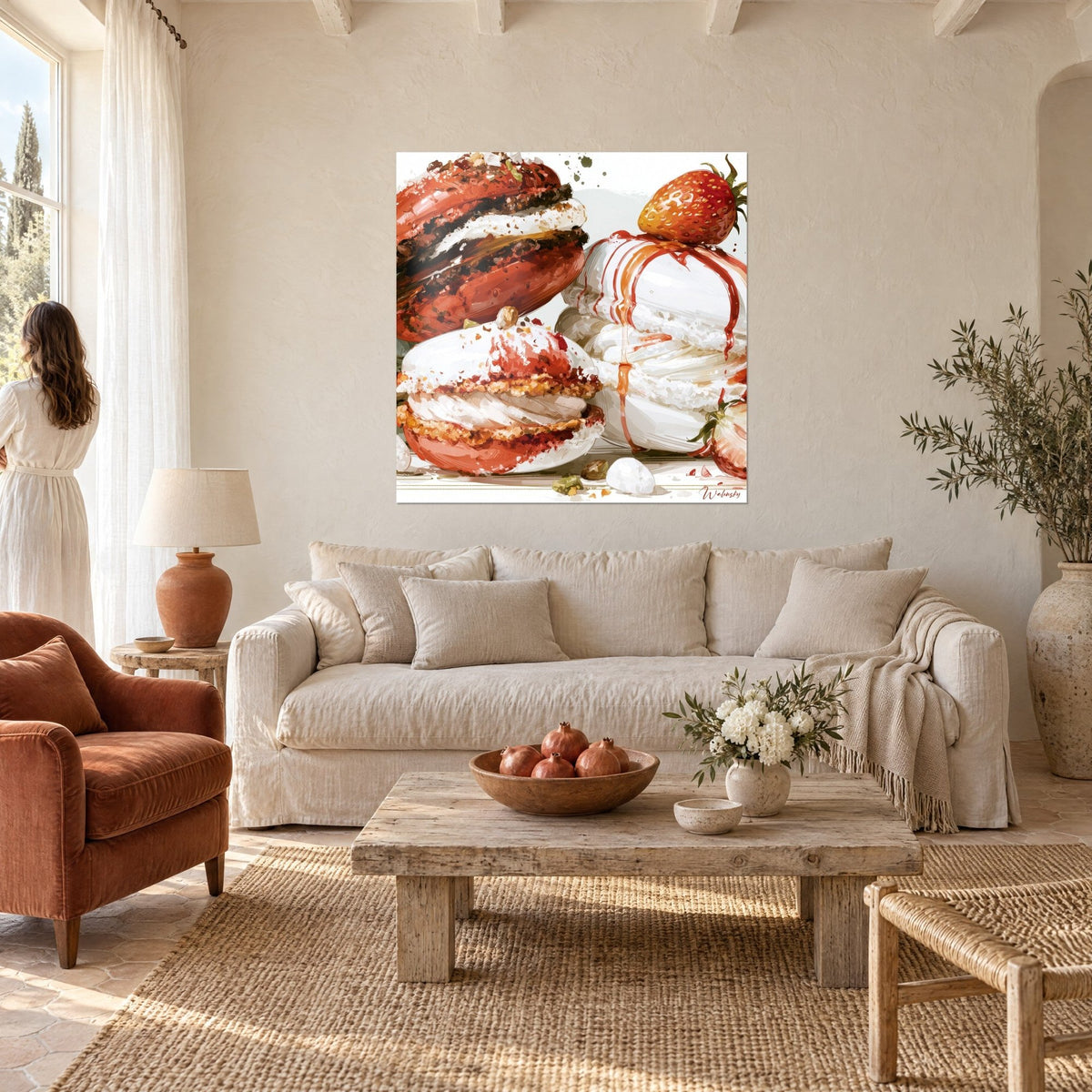 Gemälde Macaron in Ziegelrot mit Schokoladenfüllung, reife Erdbeere und weißer Baiser, Frau von hinten über einem Sofa in einem hellen Wohnzimmer