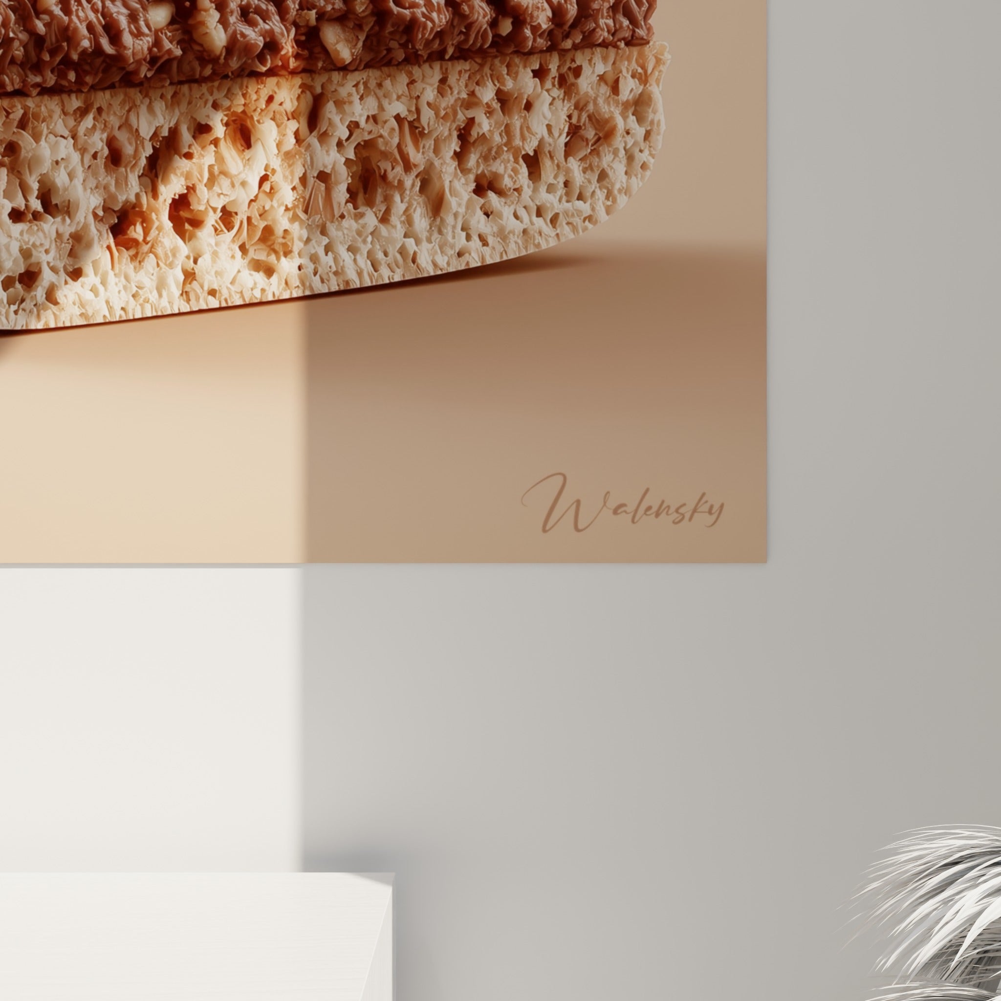 Texture alvéolée beige et coulure chocolat brillante du macaron, grain de l'impression visible de près