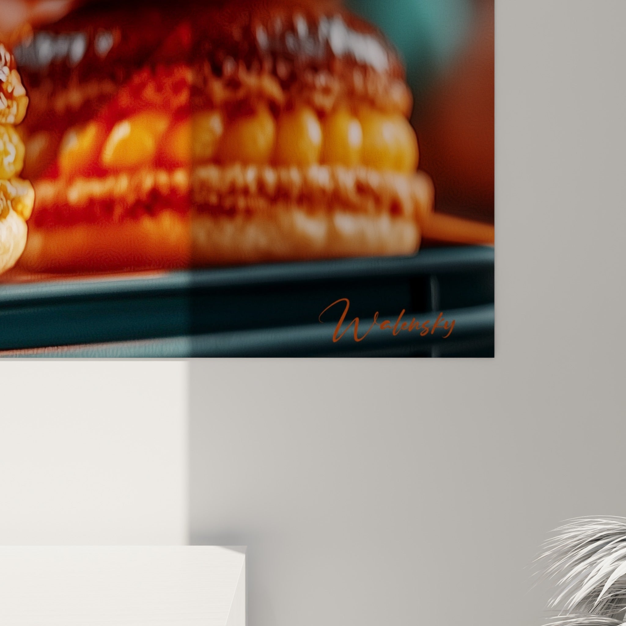 Détail rapproché du glaçage caramel brillant et de la ganache orangée craquelée entre les coques croustillantes