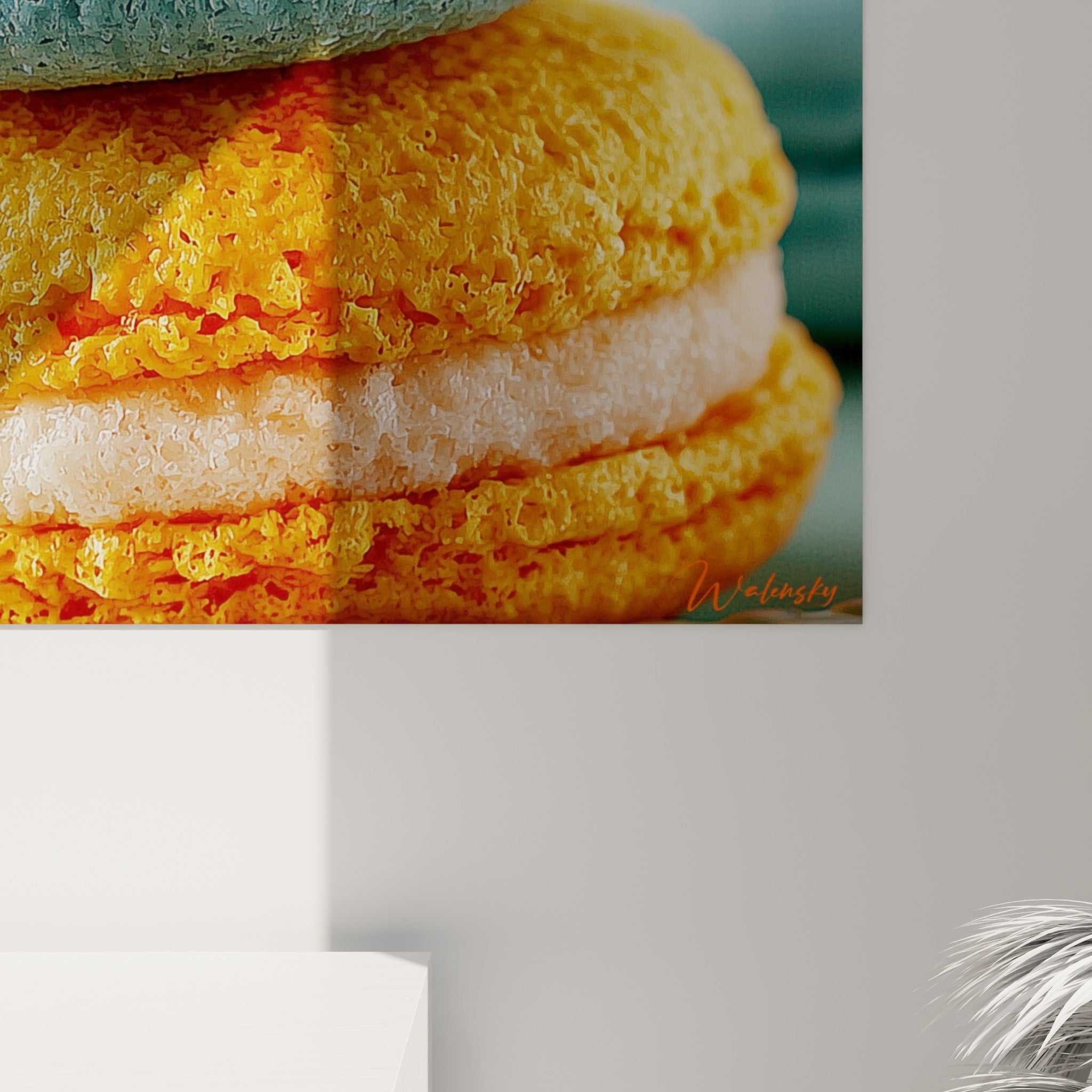 Détail texturé du macaron orange brûlé montrant grains craquelés et coulures caramélisées à l'angle du cadre