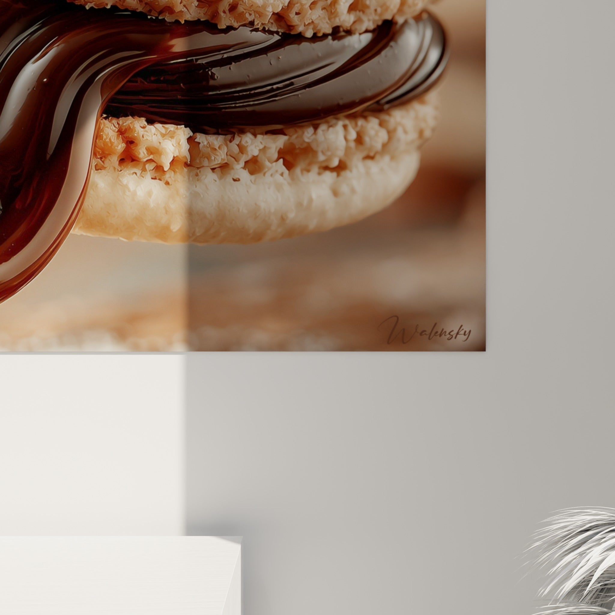 Matière glacée du chocolat brun et grain croquant du macaron beige visibles de près