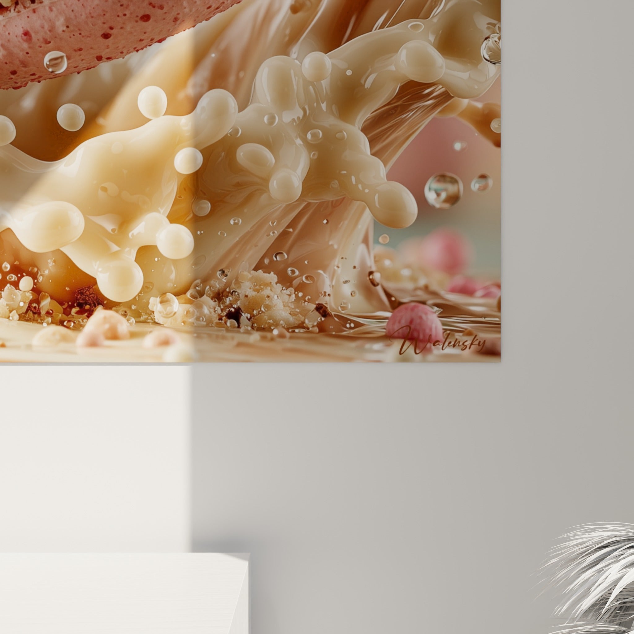 Texture granuleuse rose et beige du macaron, gouttes de lait figées et éclats de chocolat visibles de près
