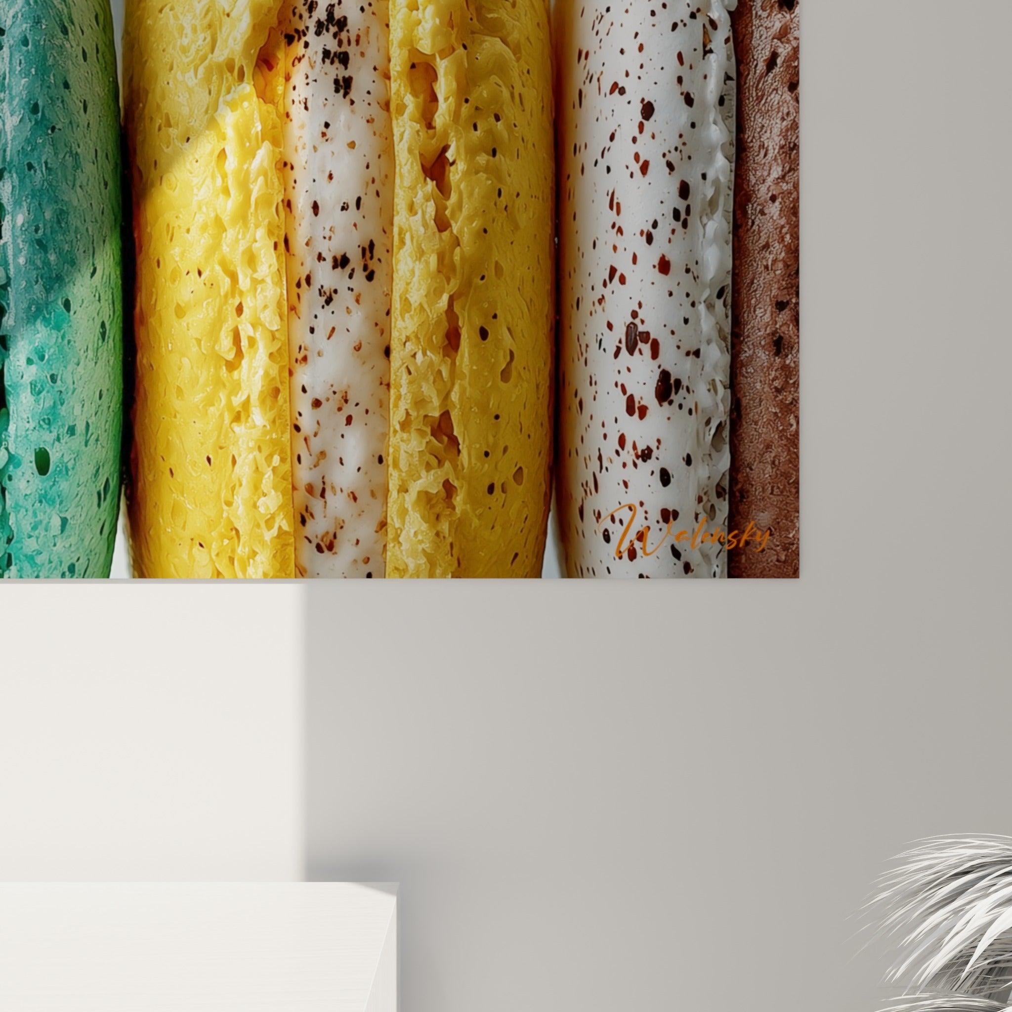 Détail de la coque granuleuse brune et de la garniture crémeuse ivoire d'un macaron en gros plan