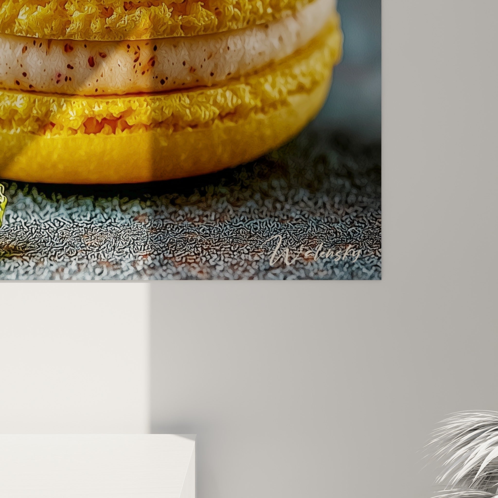 Détail des coques craquelées rose framboise et jaune citron révélant le grain texturé du macaron