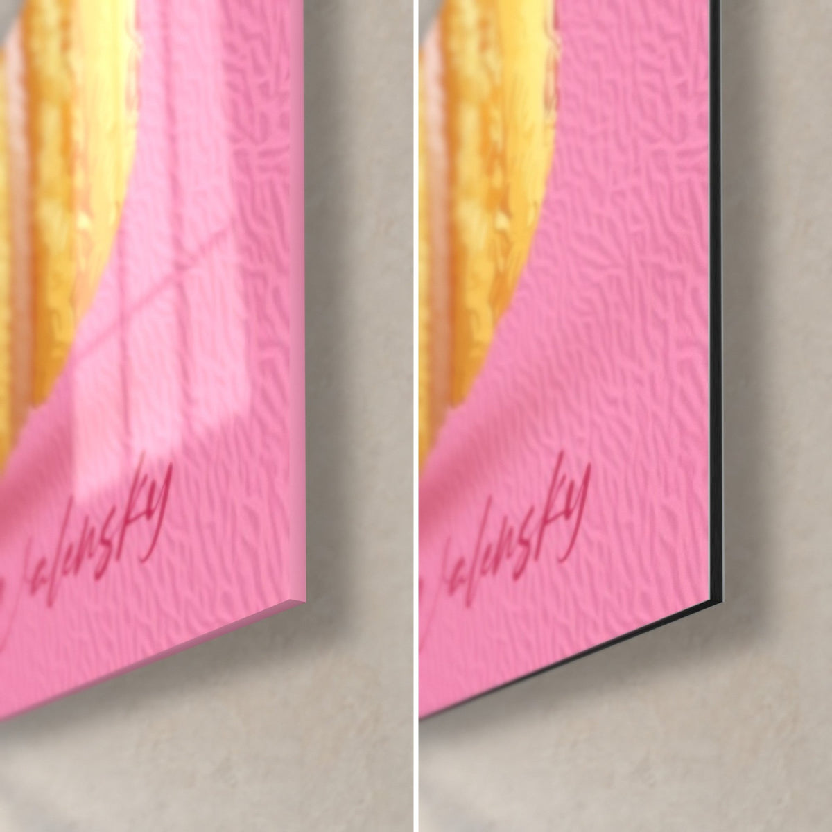 Tableau macaron jaune citron incliné sur fond rose, coin bas droit : verre brillant avec reflets à gauche, Dibond noir mat à droite
