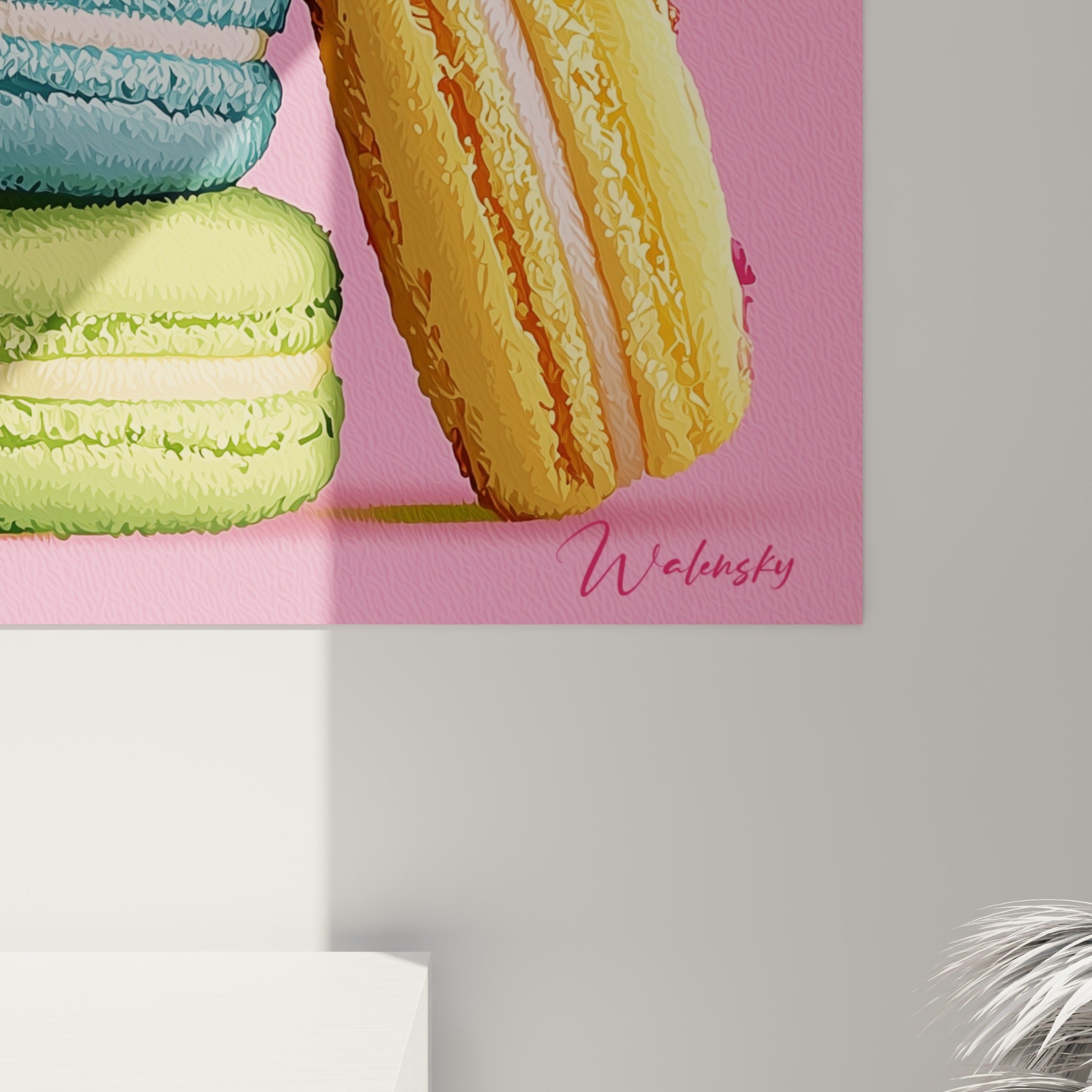 Texture granuleuse des coques de macarons roses et jaunes, garniture crémeuse visible en gros plan