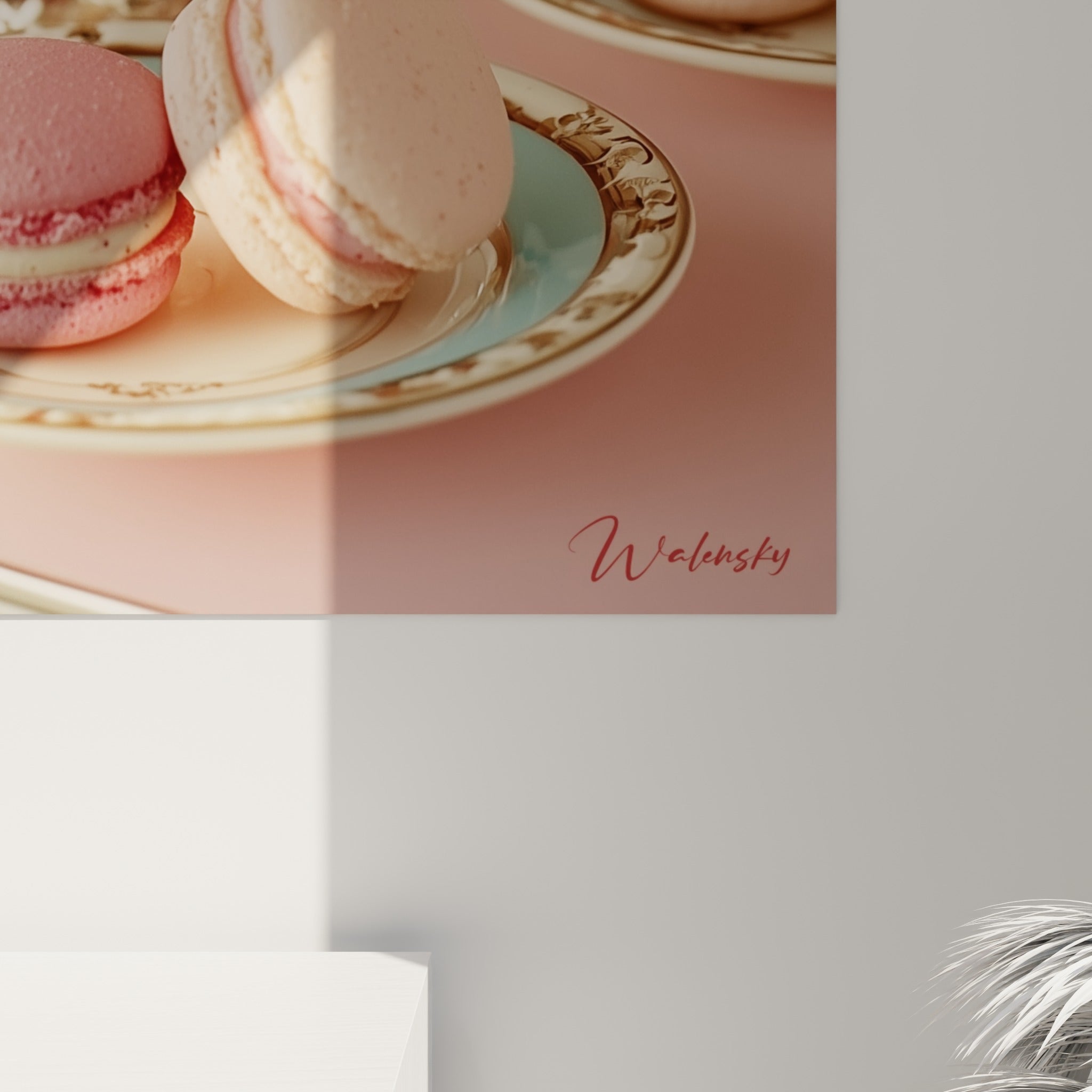 Détail des coques de macaron rose et bleu, texture granuleuse et garniture crémeuse visible