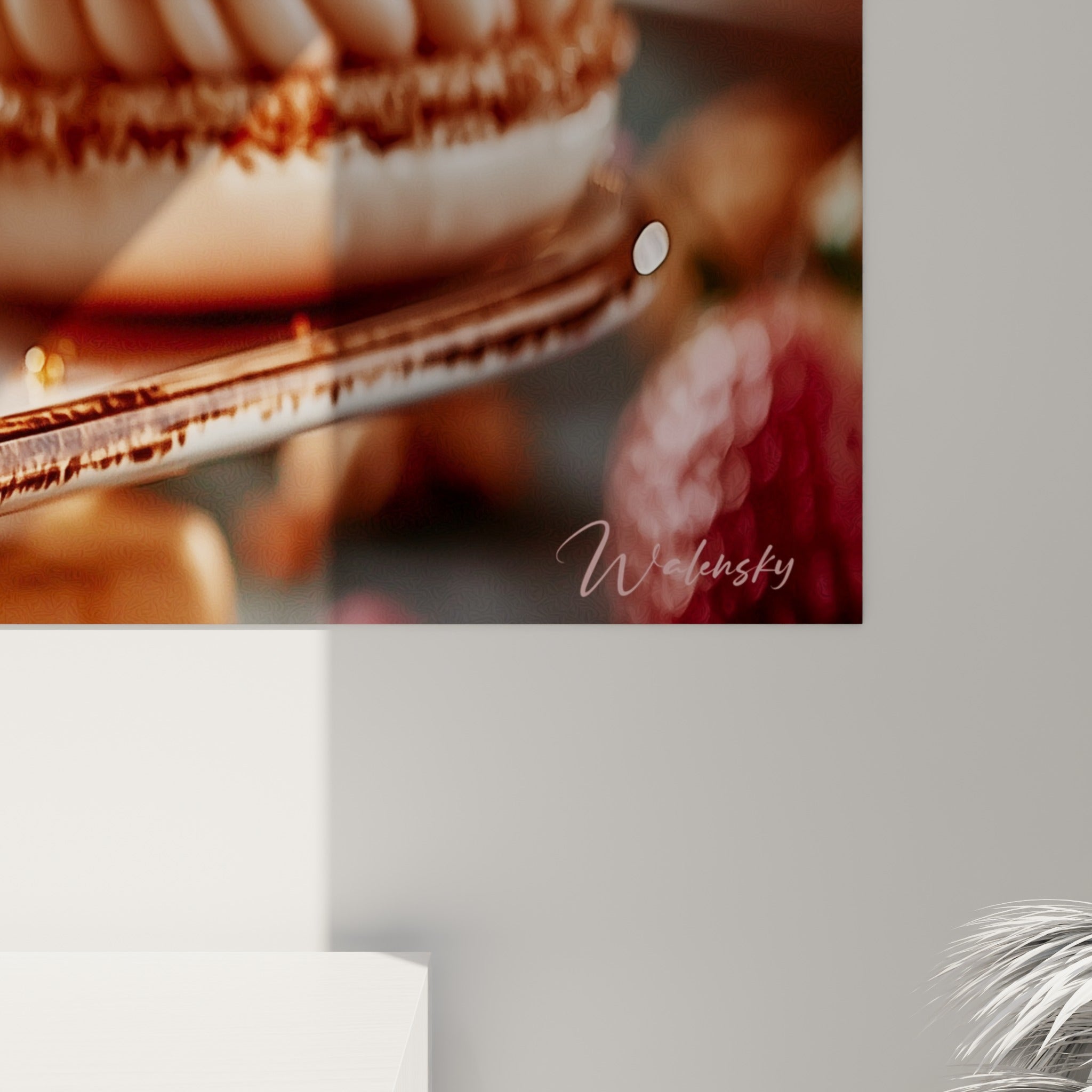 Coque beige nacrée du macaron, grain granuleux et éclats cuivrés visibles de près sur la toile