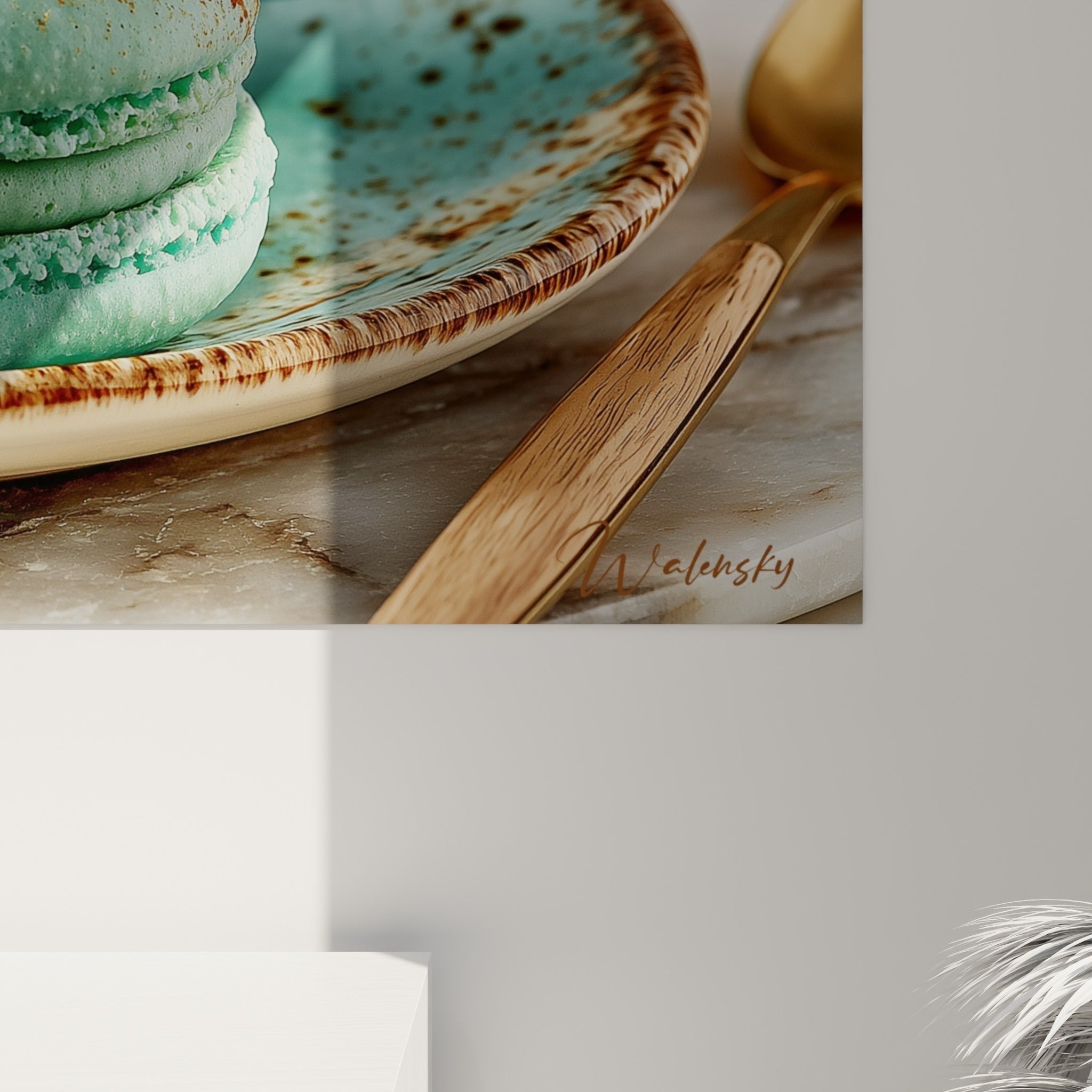 Grain granuleux des coques de macaron rose et menthe, vapeur diffuse du café en gros plan
